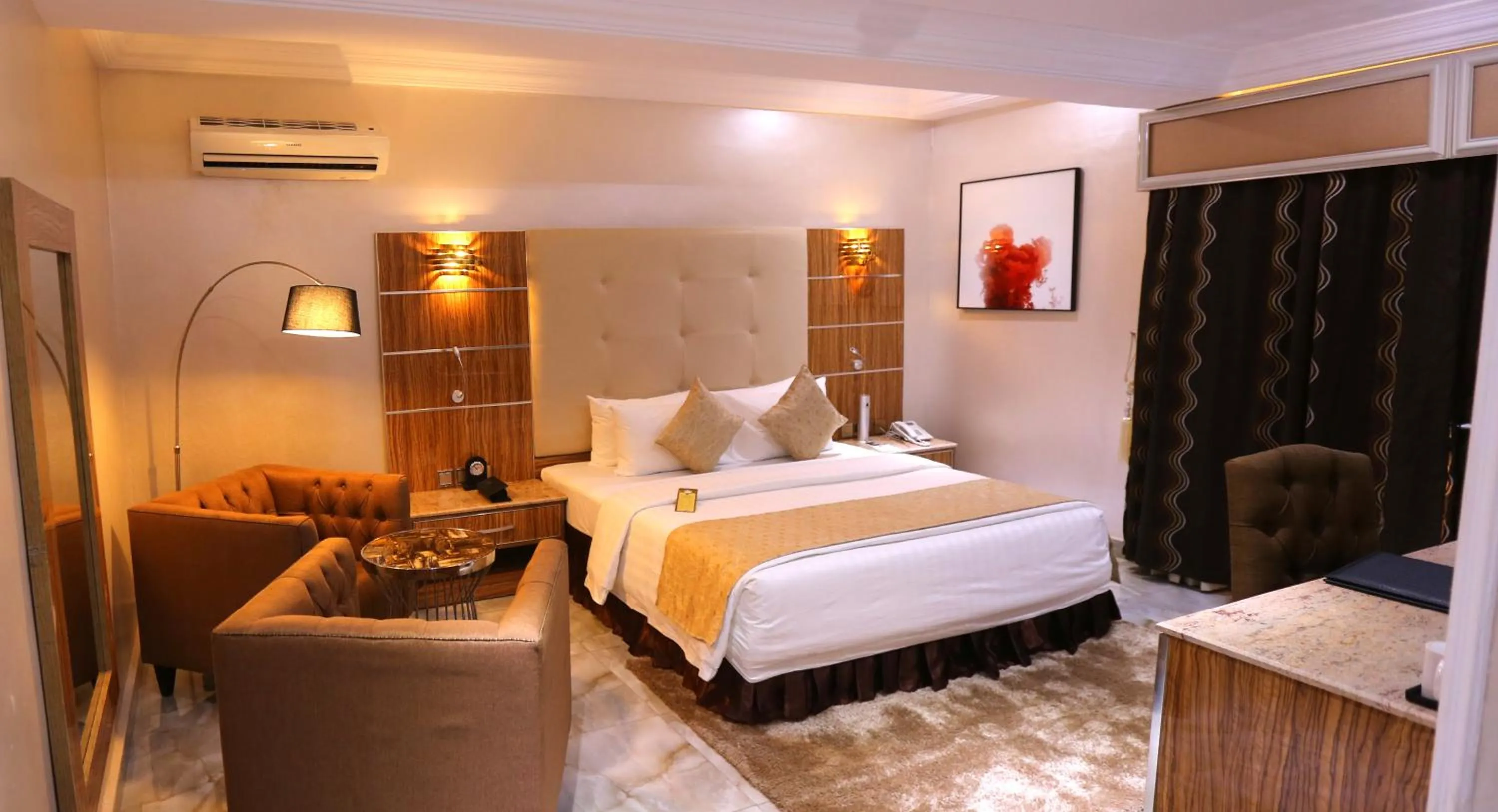 Photo of the whole room in The Wells Carlton