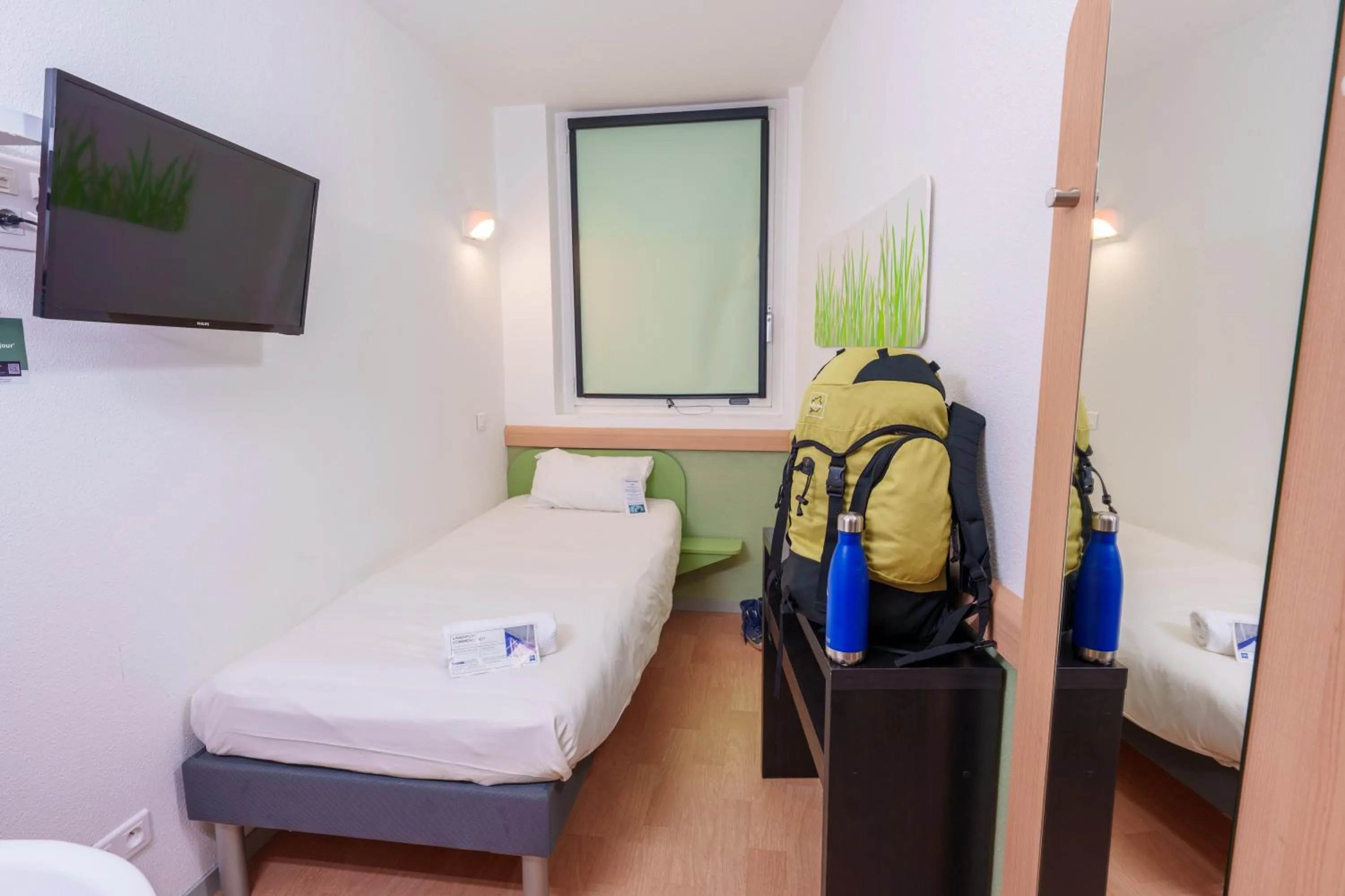 Photo of the whole room, Bed in ibis budget Saint-Quentin Centre Gare