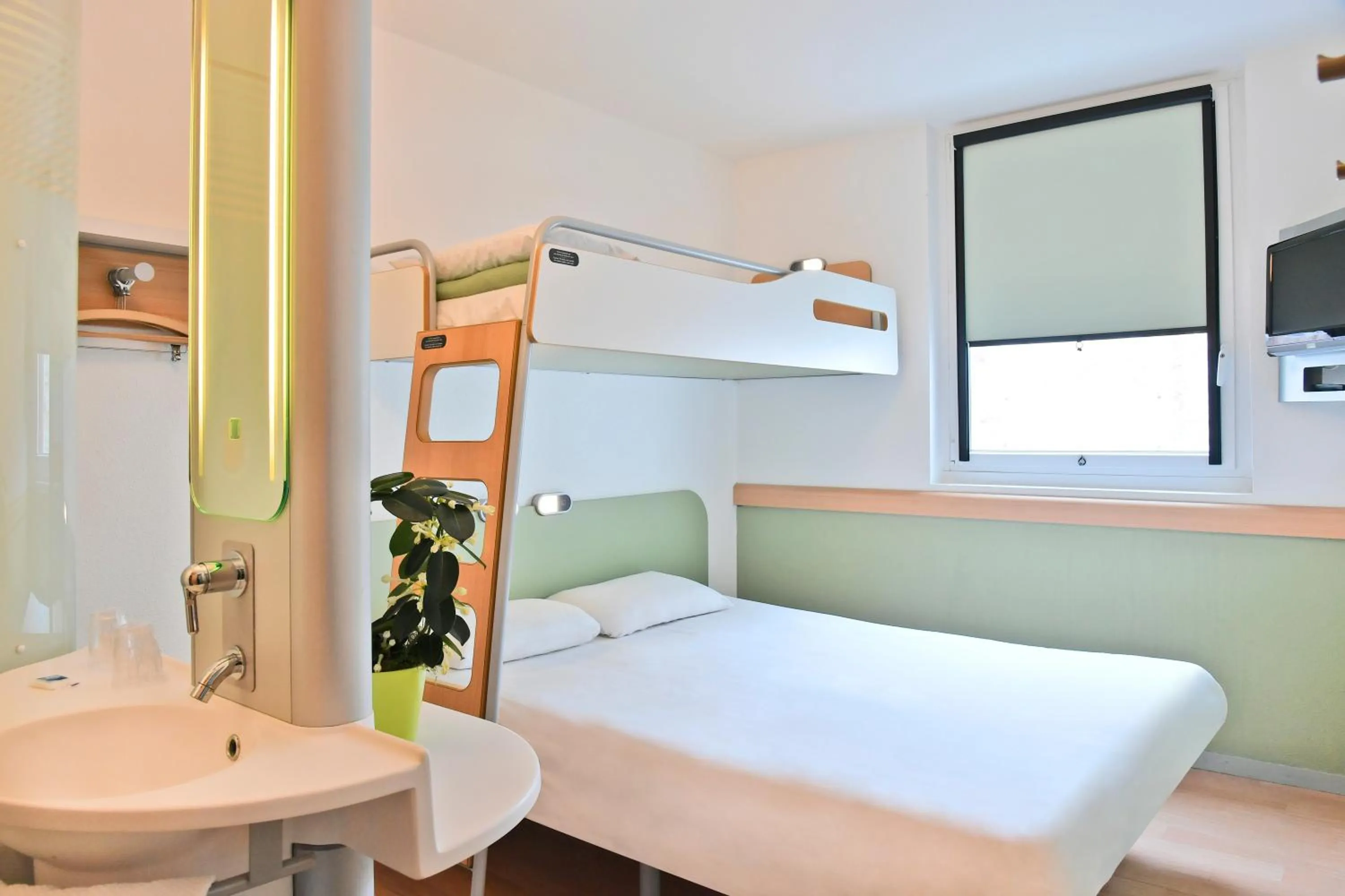 Bed in ibis budget Saint-Quentin Centre Gare