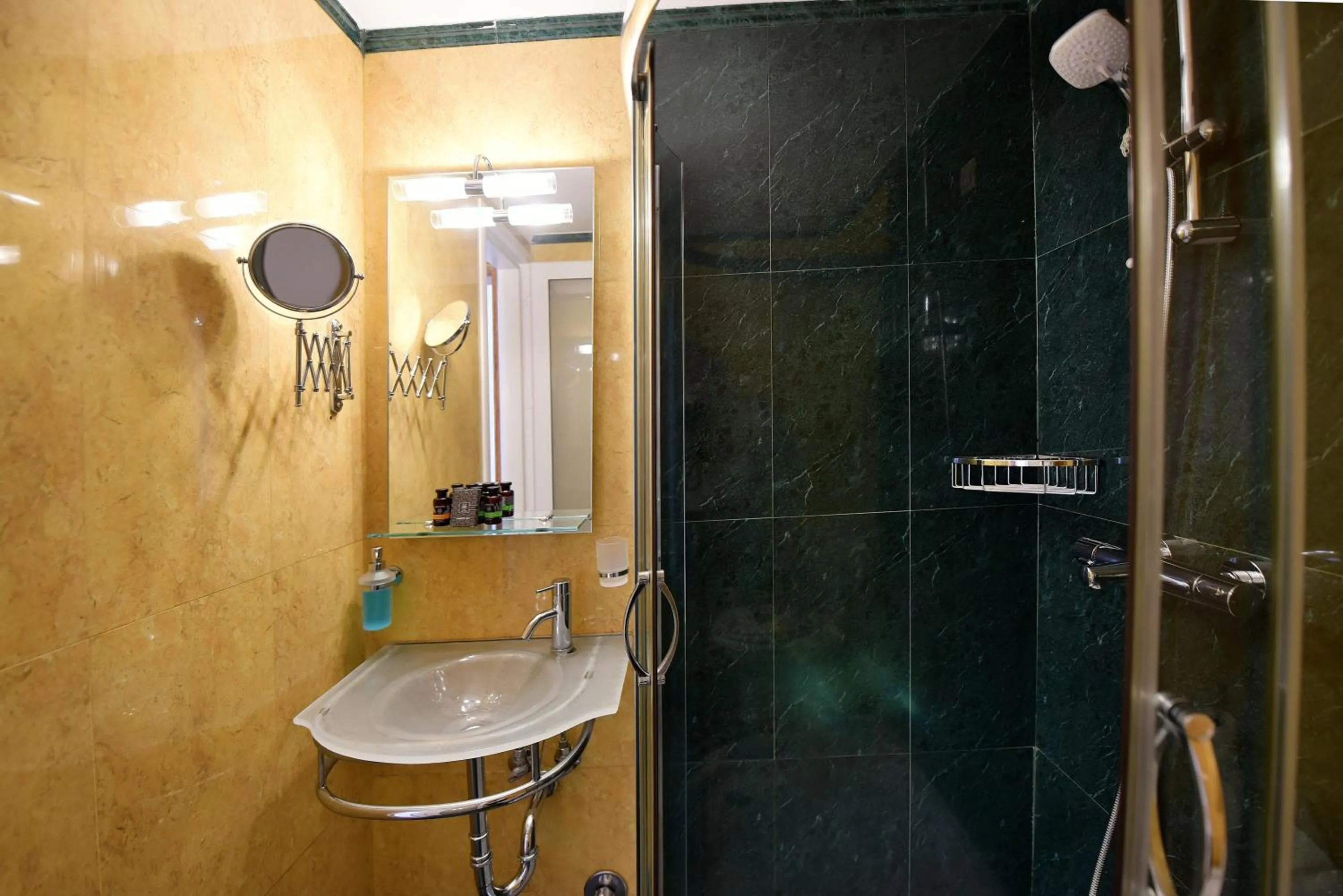 Shower in Hotel Sophia