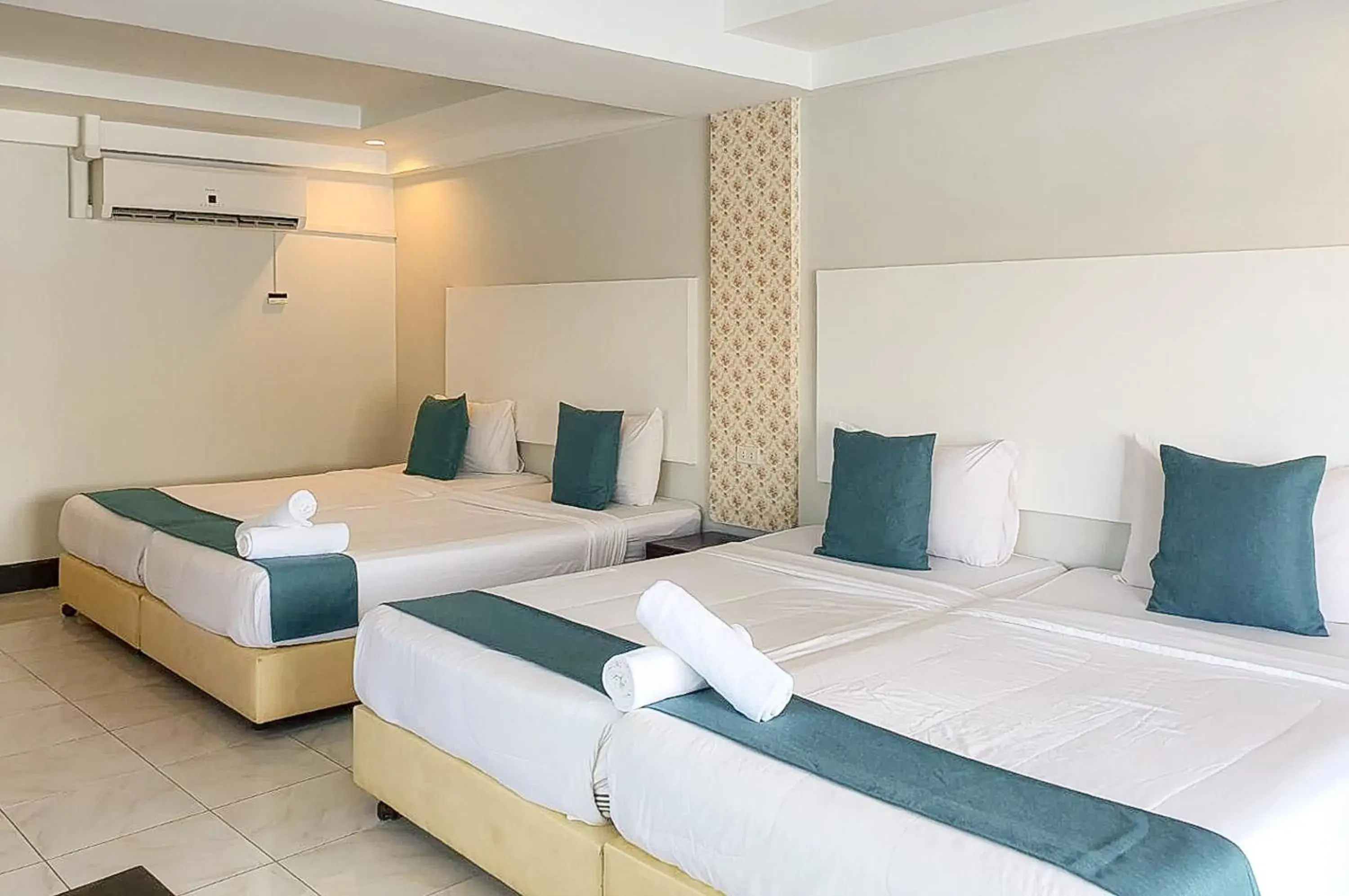 Family Room with Lake View in Phornpailin Riverside Resort Family Room with Lake View in Phornpailin Riverside Resort