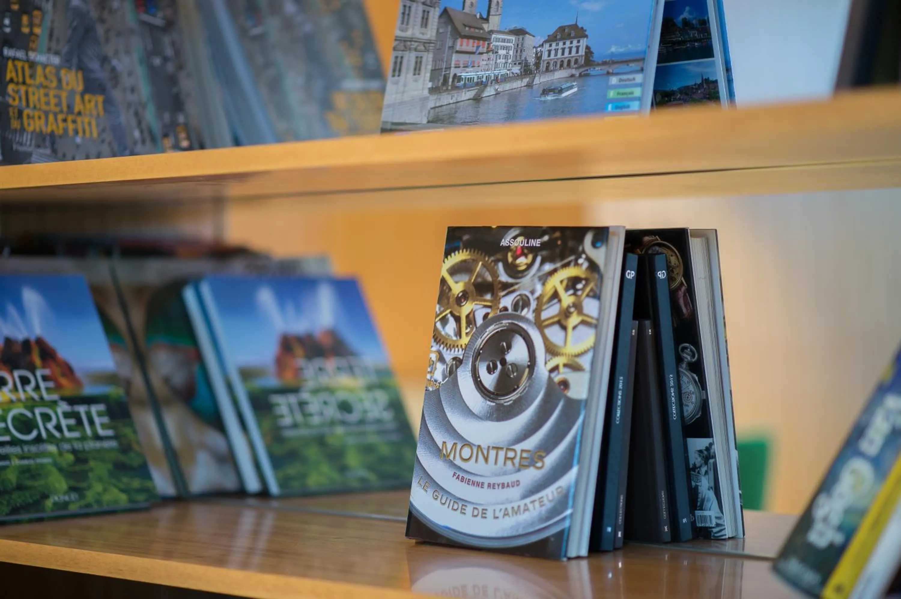 Library in 9Hotel Paquis