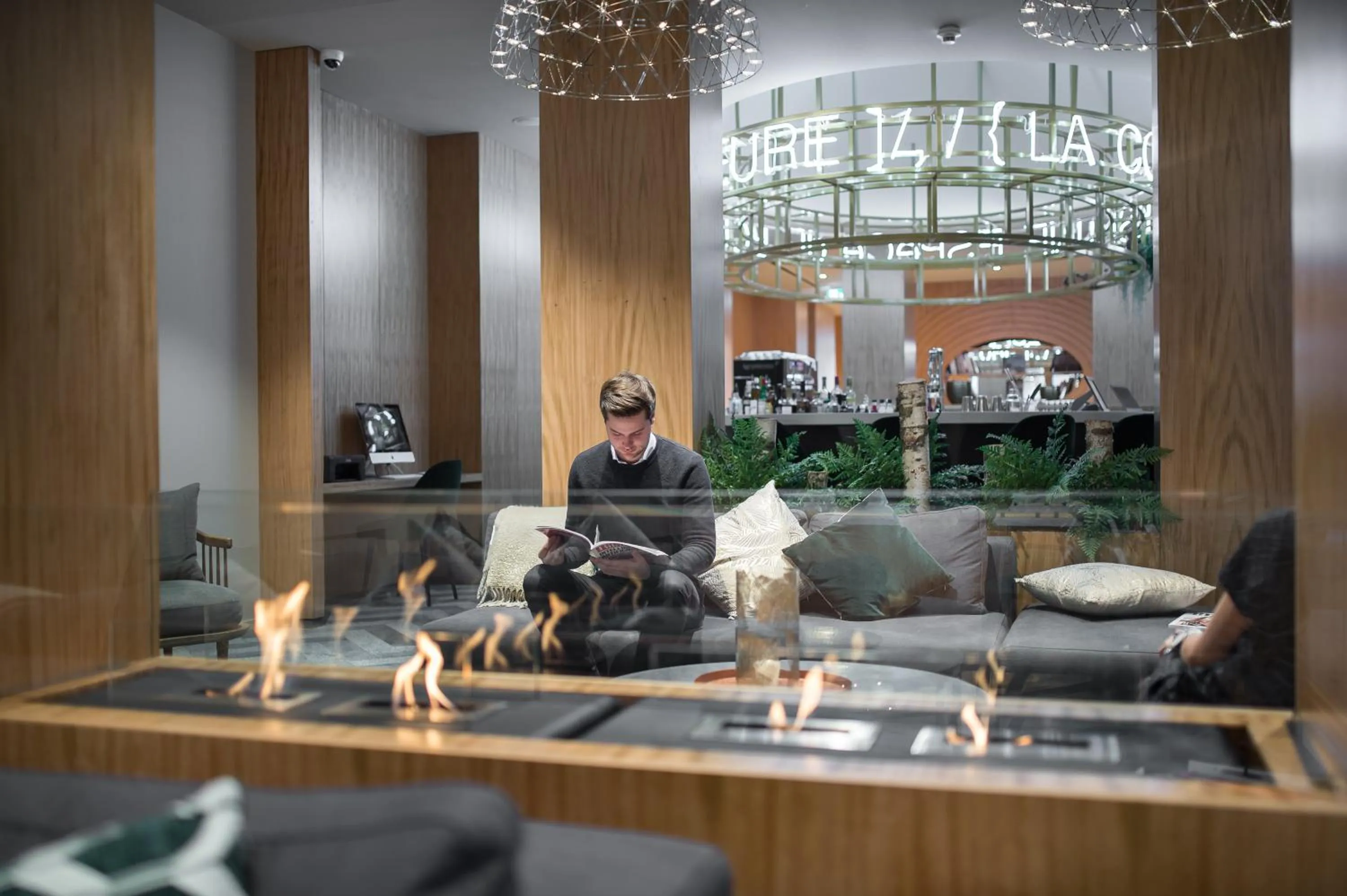 People in 9Hotel Paquis