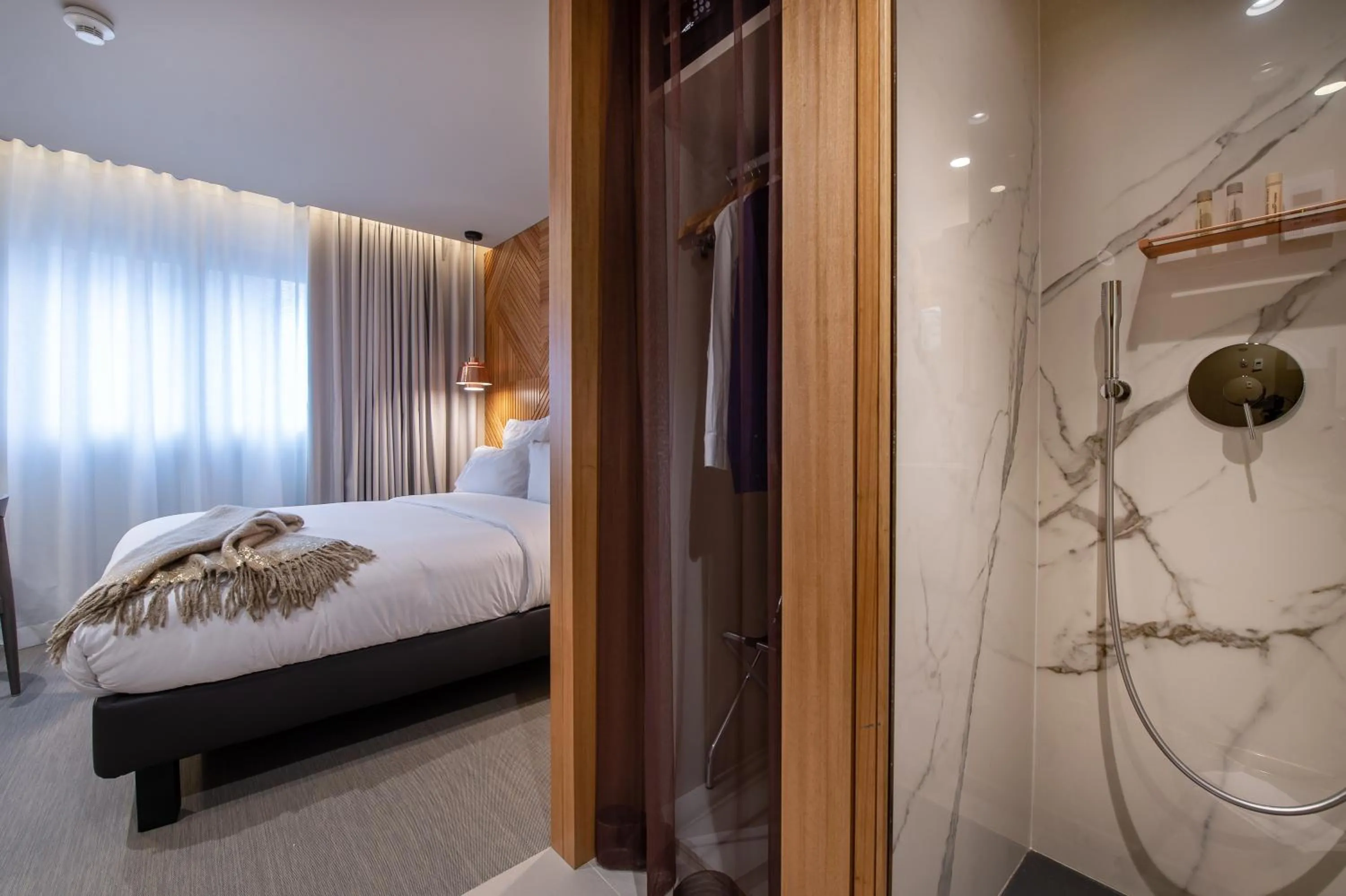 Shower, Bed in 9Hotel Paquis