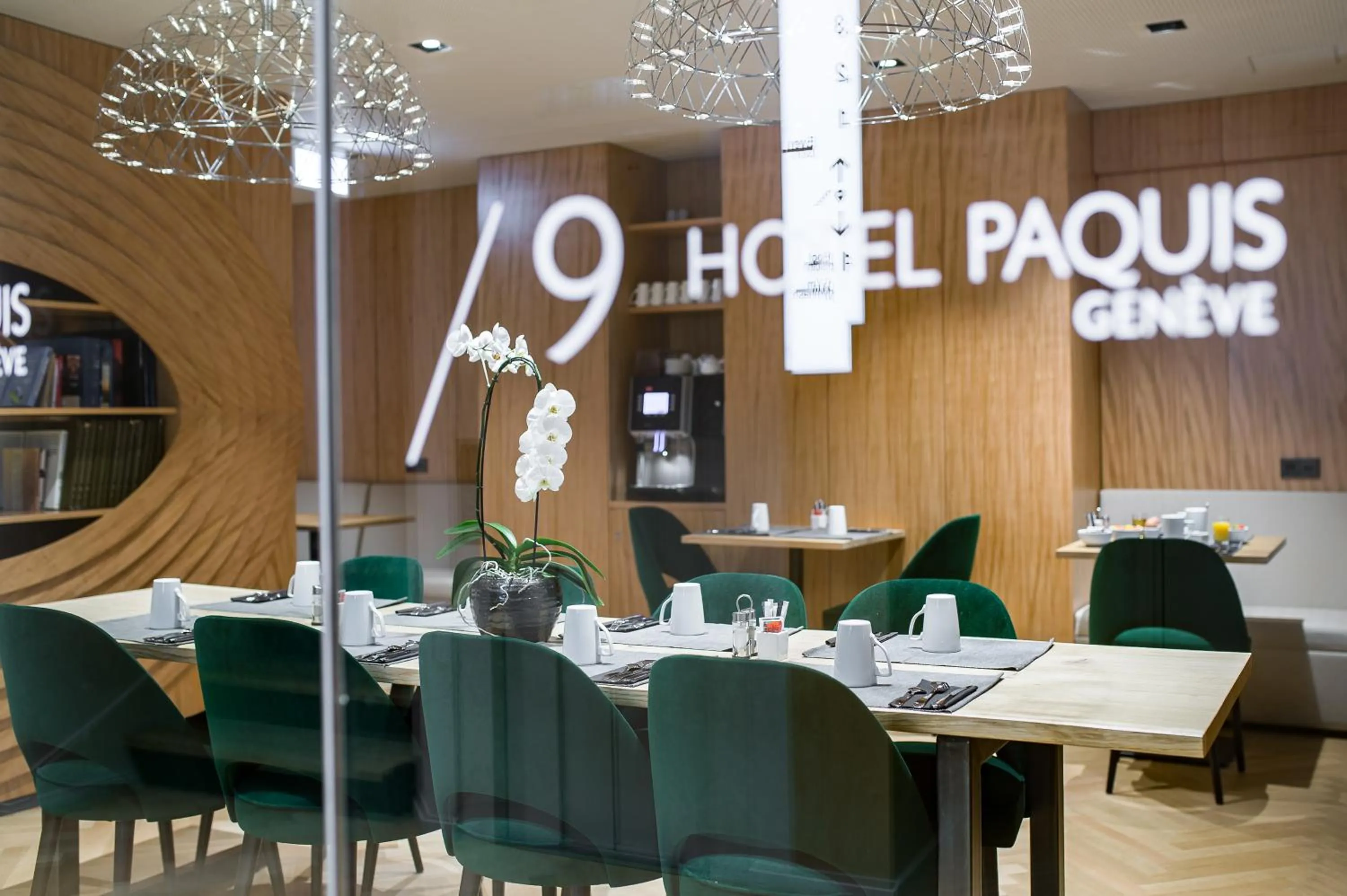 Seating area in 9Hotel Paquis