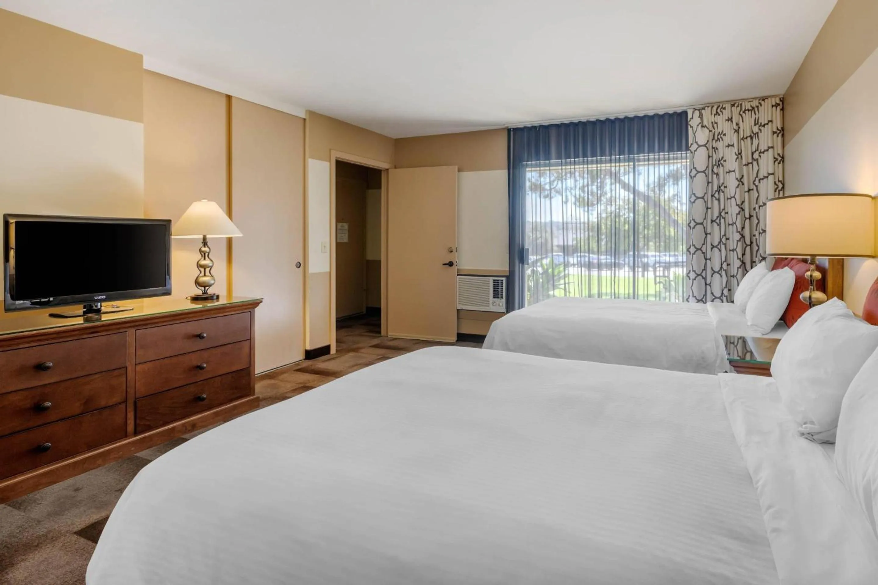 Bedroom, Bed in Carlton Oaks Lodge, an Ascend Collection Hotel