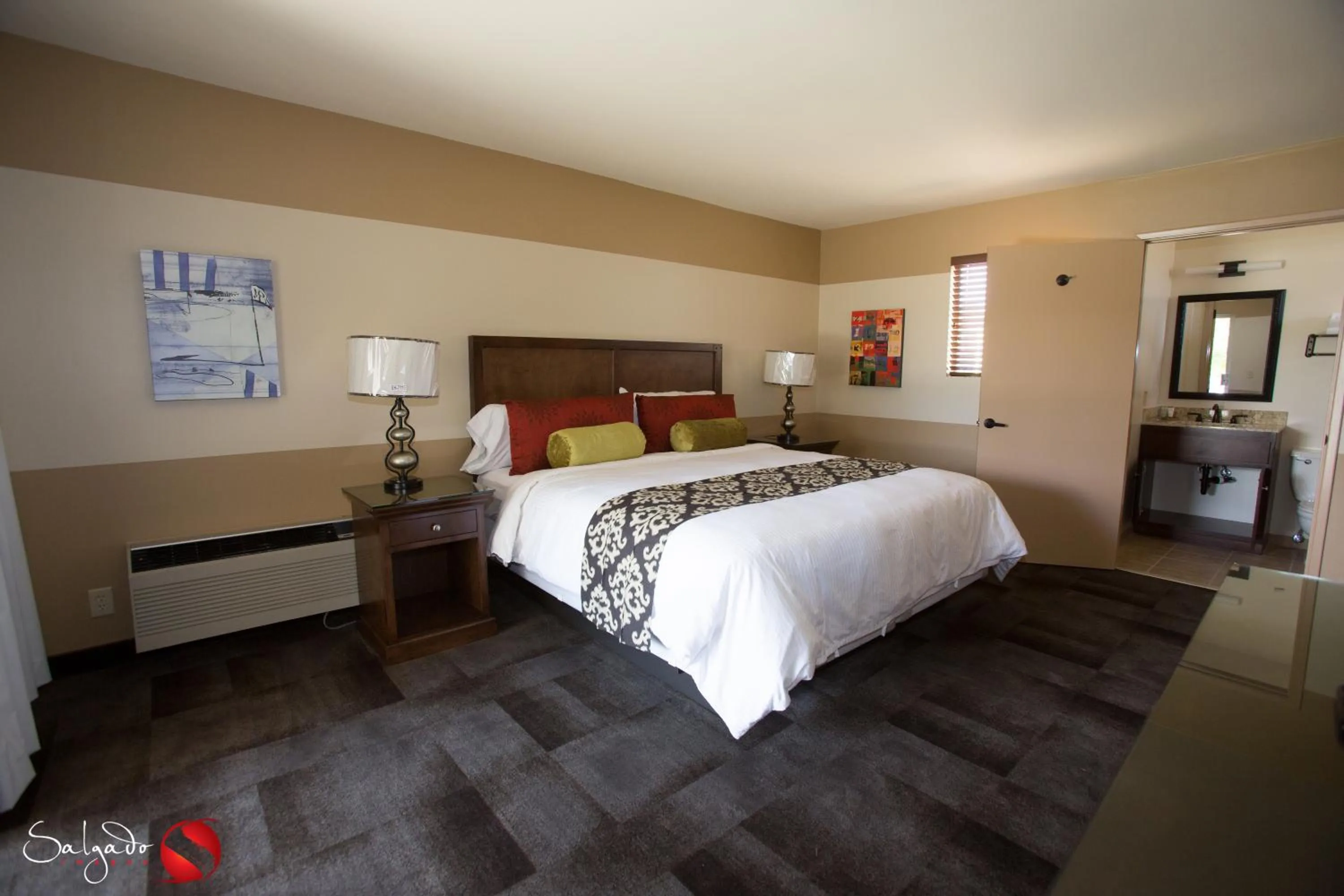Shower, Bed in Carlton Oaks Lodge, an Ascend Collection Hotel