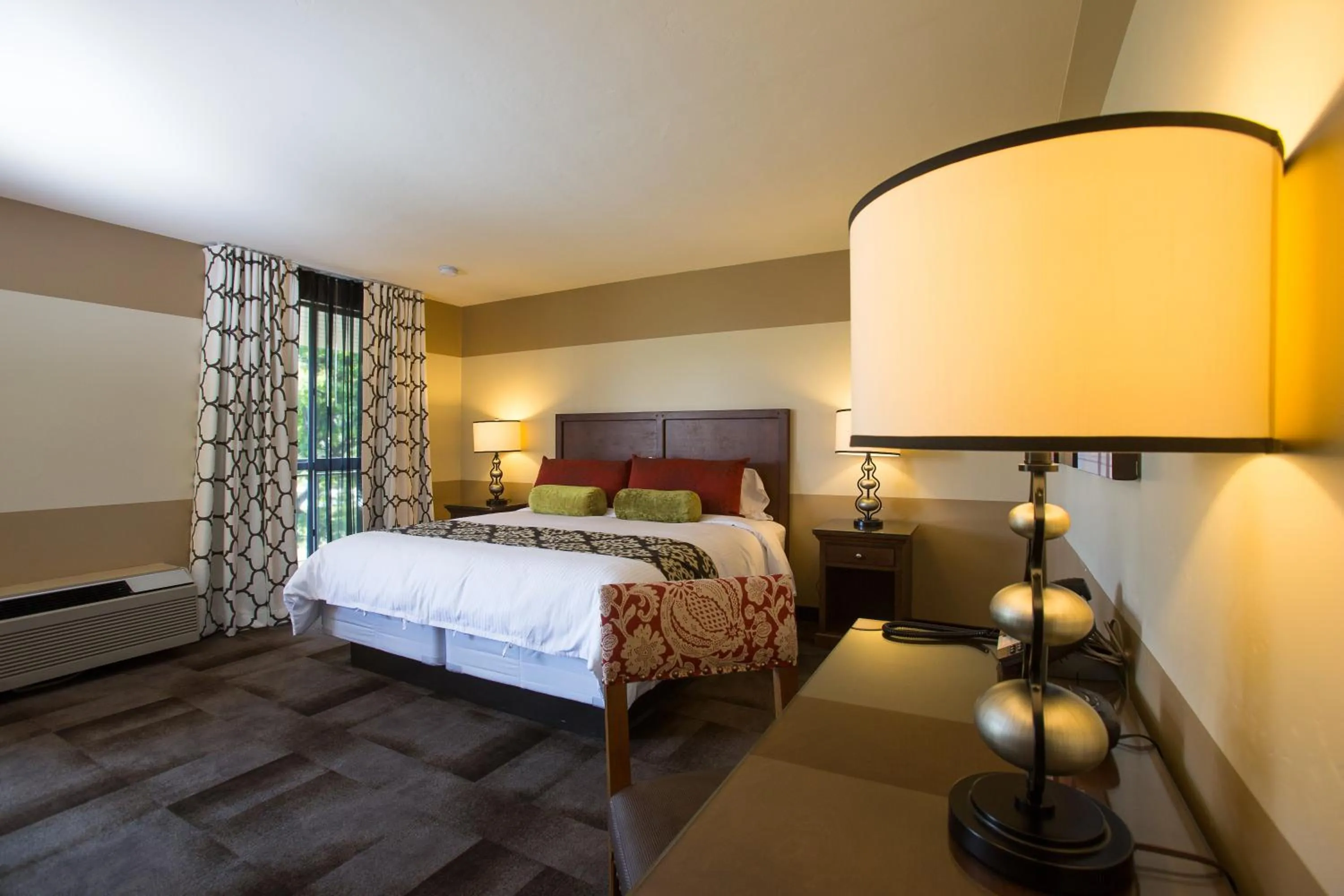 Day, Bed in Carlton Oaks Lodge, an Ascend Collection Hotel