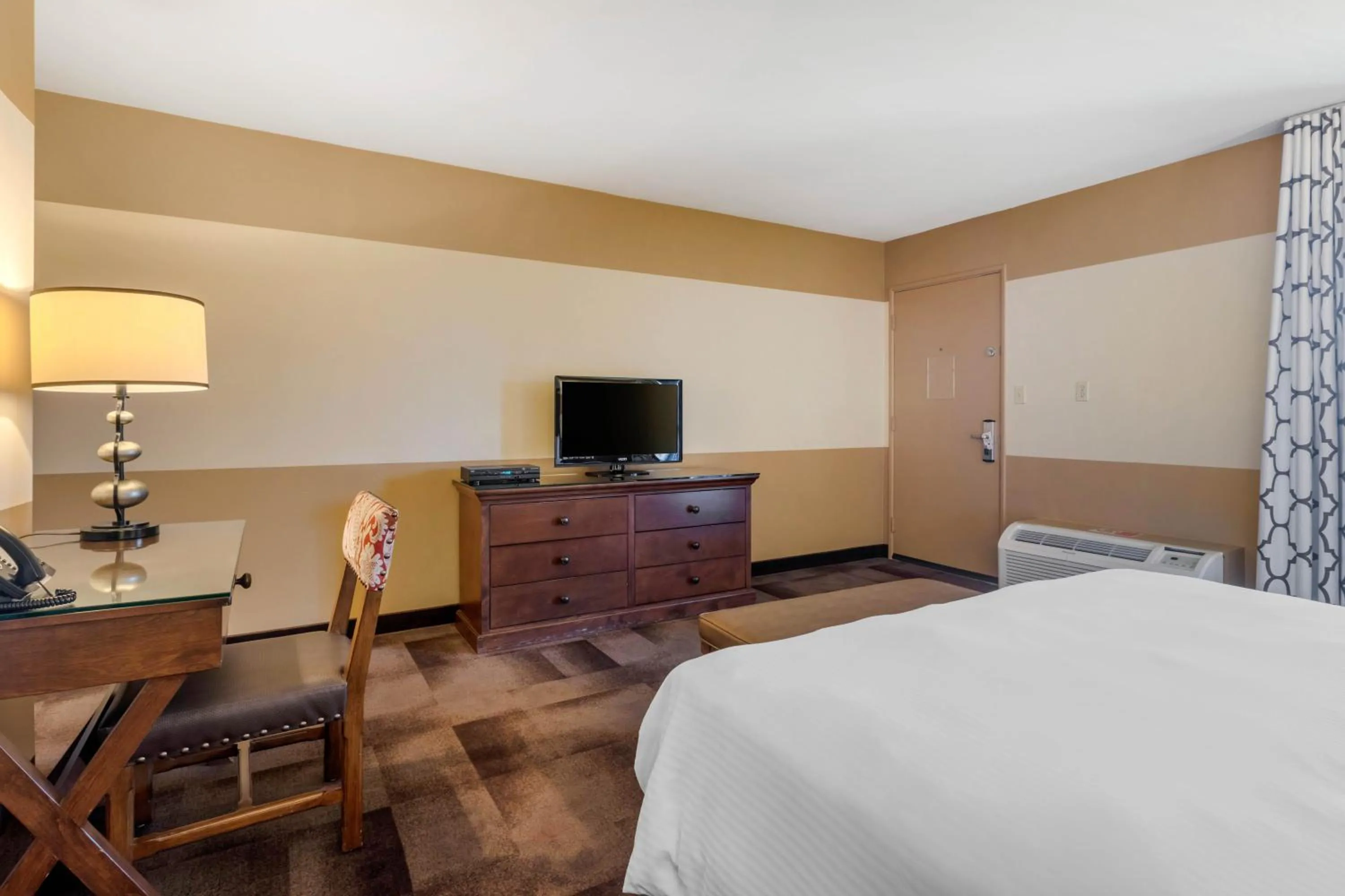 Bedroom, Bed in Carlton Oaks Lodge, an Ascend Collection Hotel