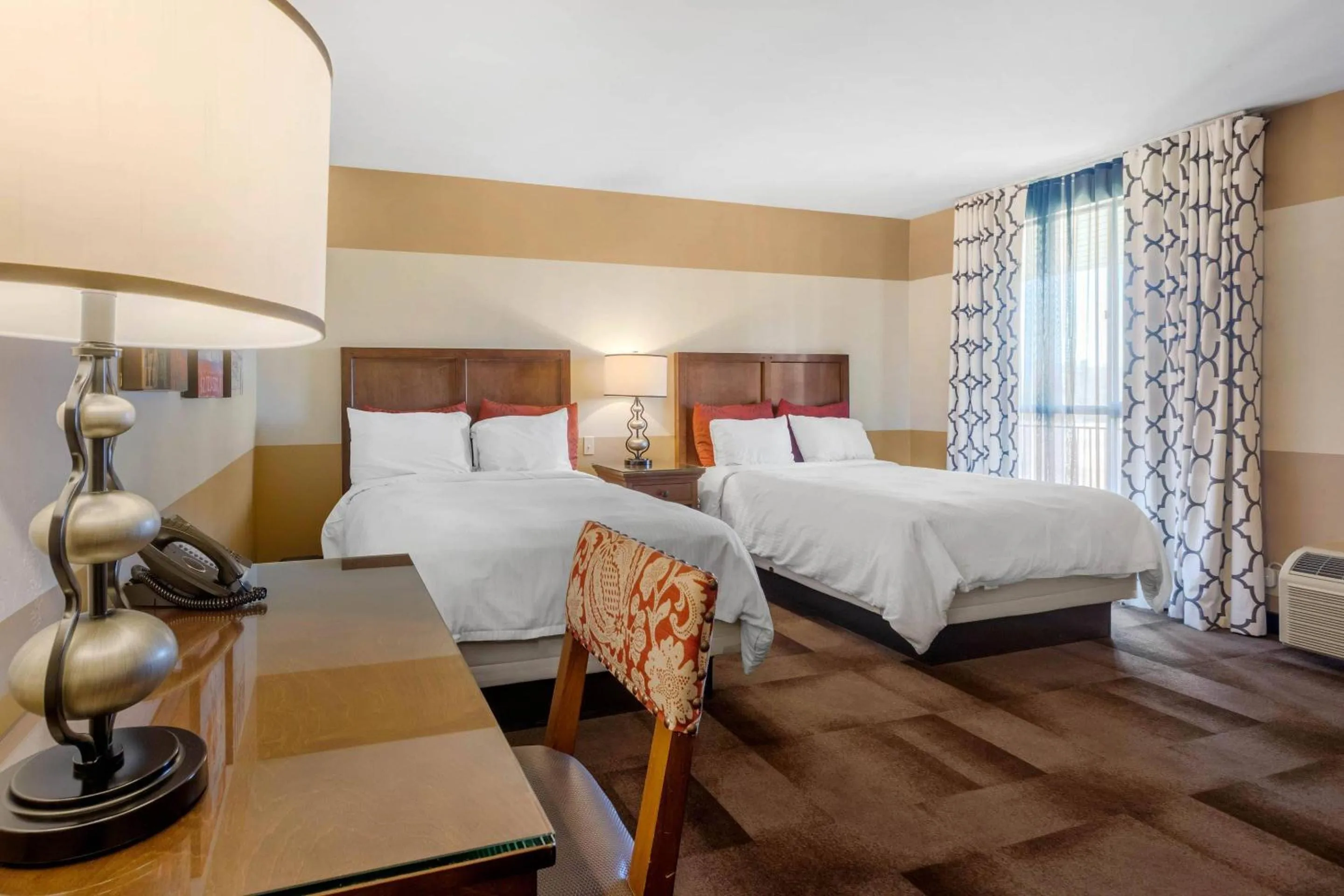 Bedroom, Bed in Carlton Oaks Lodge, an Ascend Collection Hotel