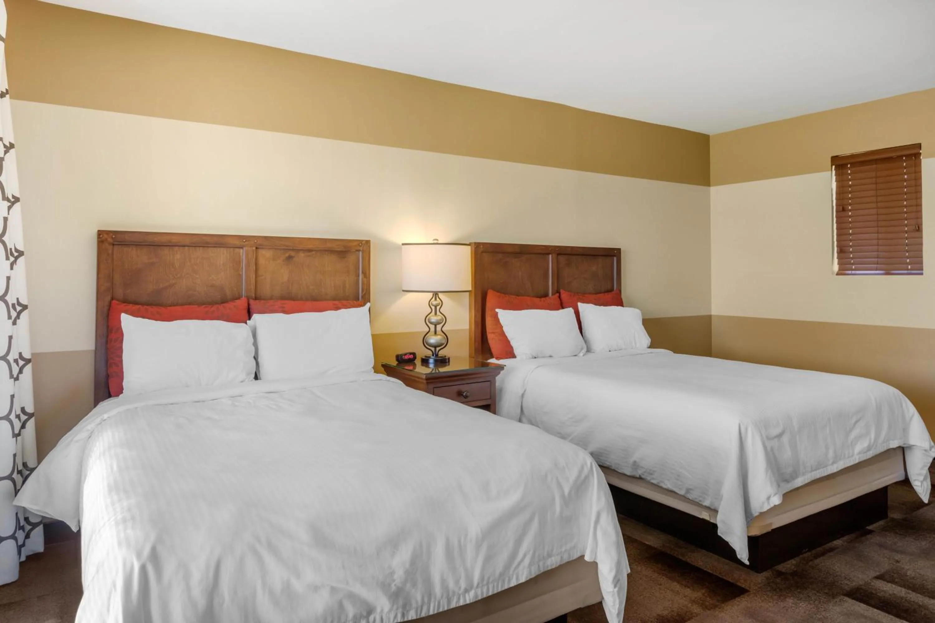 Bedroom, Bed in Carlton Oaks Lodge, an Ascend Collection Hotel