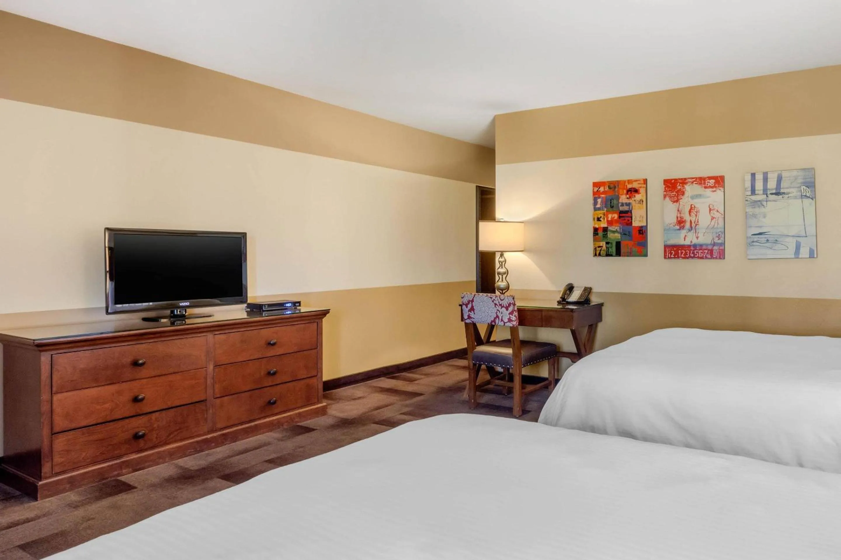 Bedroom, Bed in Carlton Oaks Lodge, an Ascend Collection Hotel