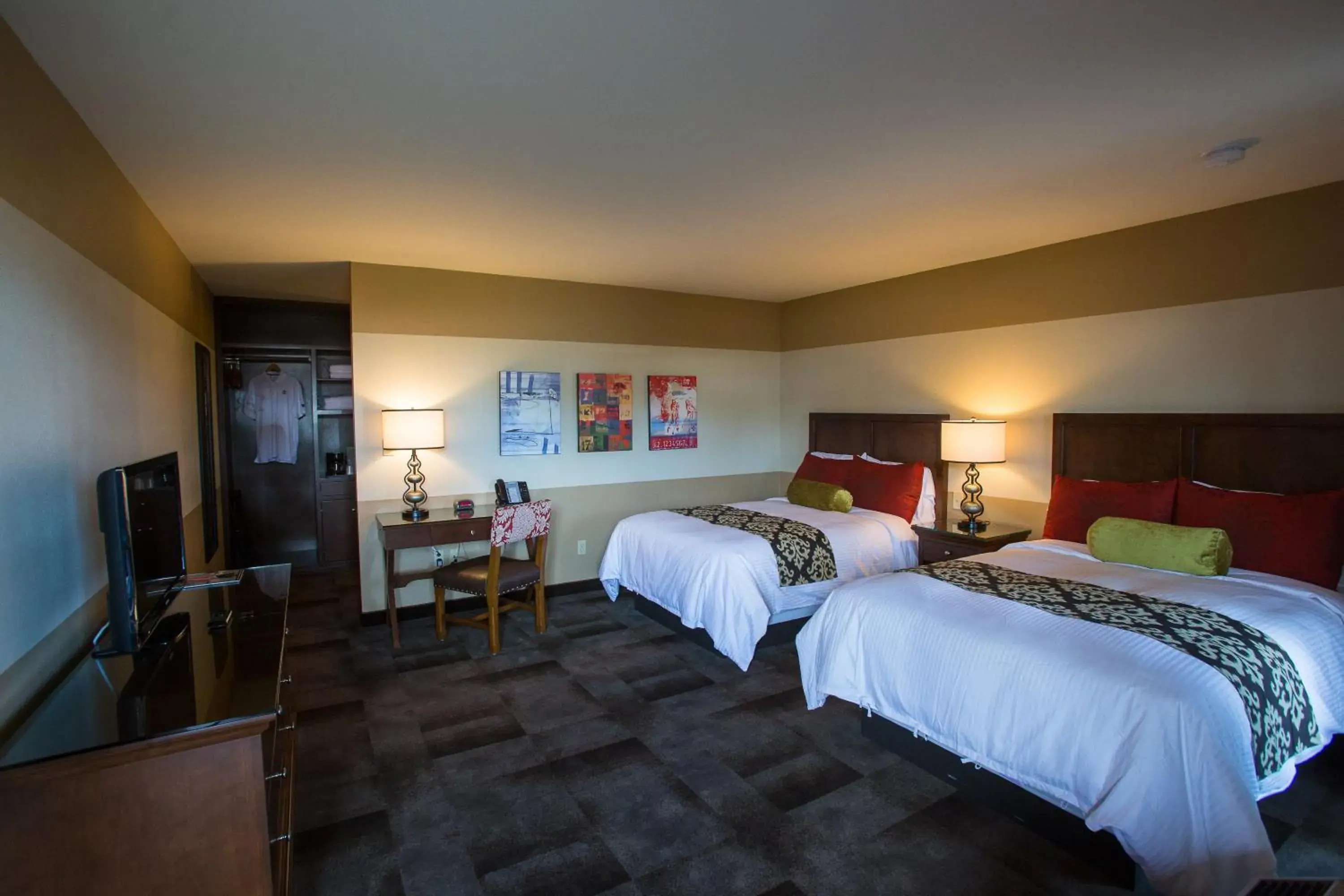 Suite, 2 Double Beds, Living Room and Kitchen, Accessible Tub and Roll-In Shower, Non-Smoking in Carlton Oaks Lodge, an Ascend Collection Hotel Suite, 2 Double Beds, Living Room and Kitchen, Accessible Tub and Roll-In Shower, Non-Smoking in Carlton Oaks Lodge, an Ascend Collection Hotel