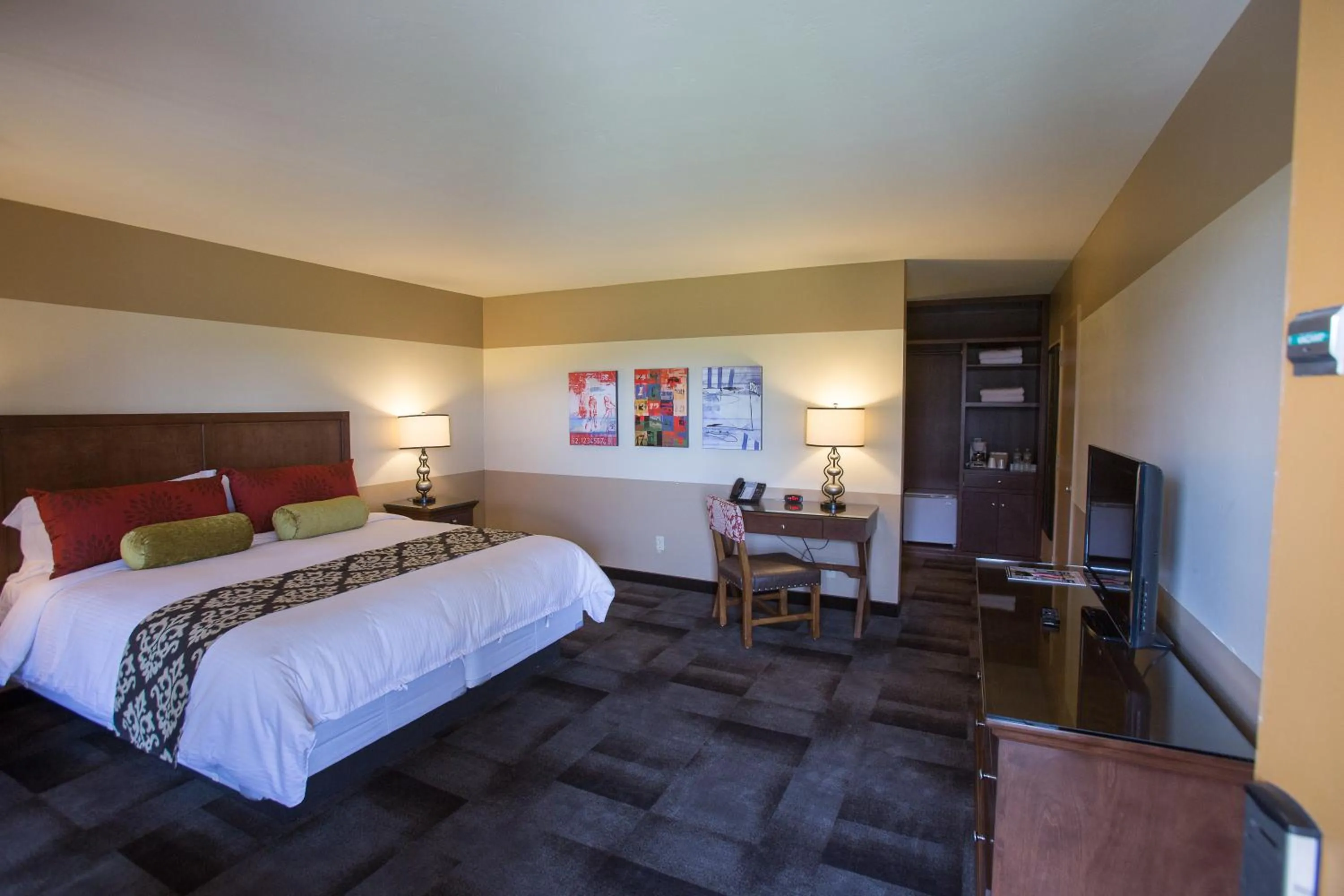 Photo of the whole room, Bed in Carlton Oaks Lodge, an Ascend Collection Hotel