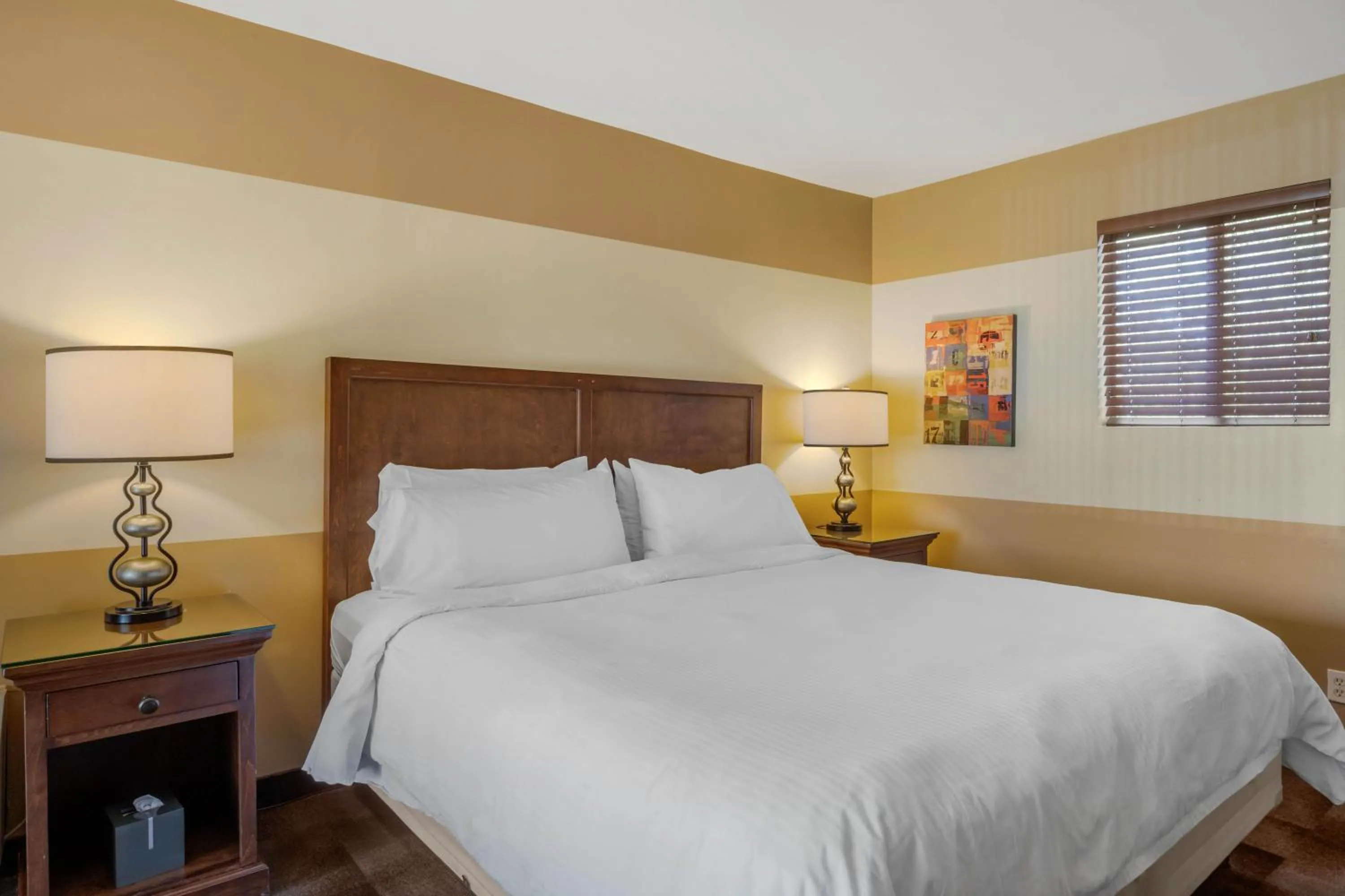 Bedroom, Bed in Carlton Oaks Lodge, an Ascend Collection Hotel