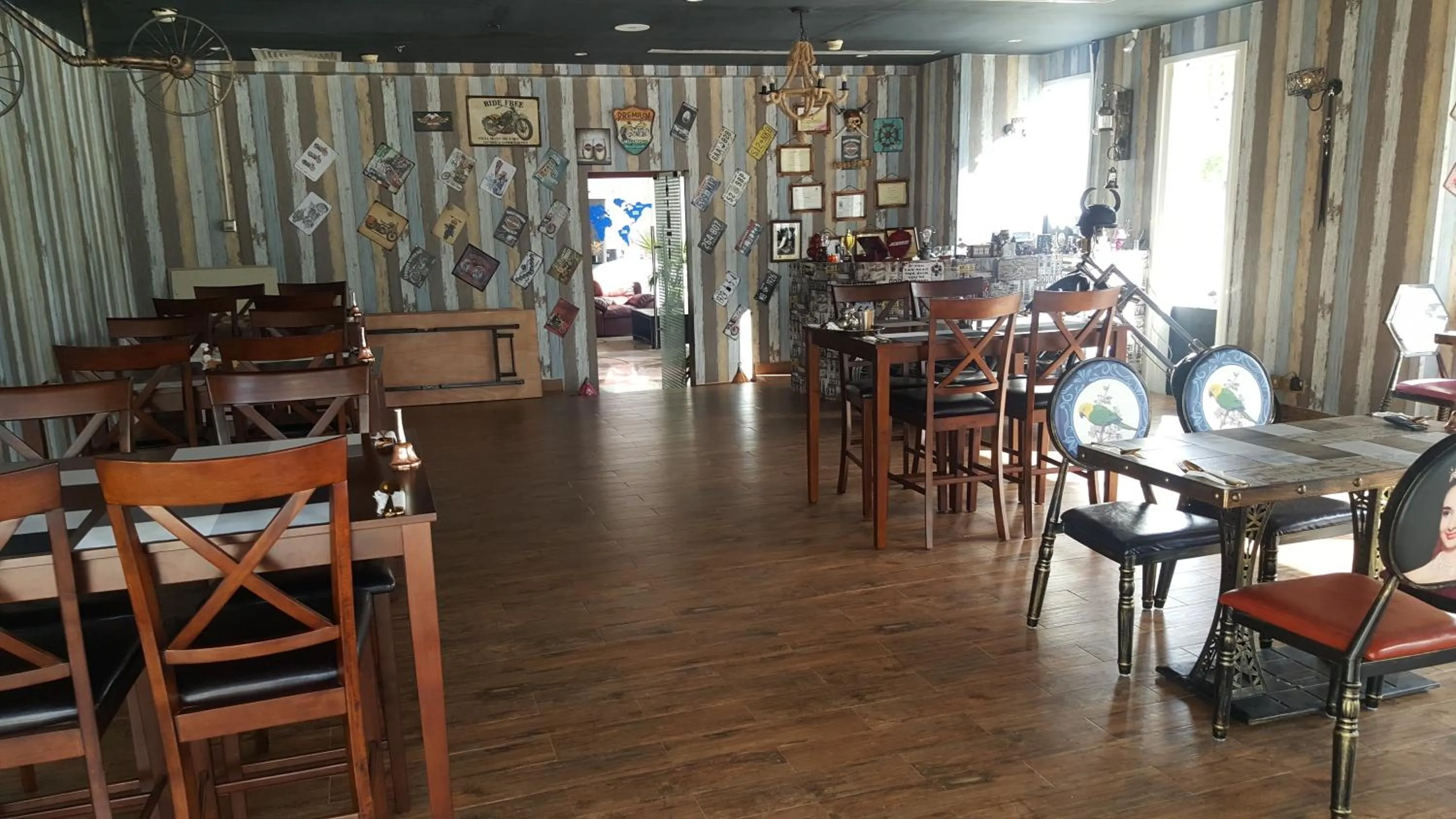 Restaurant/places to eat in Platinum Hotel Apartments