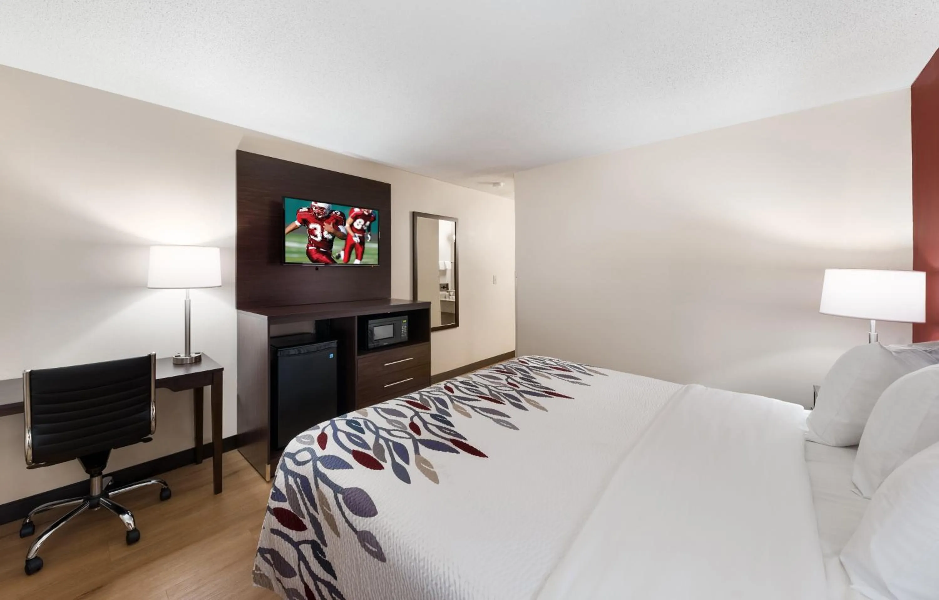 Photo of the whole room, Bed in Red Roof Inn Fort Wayne