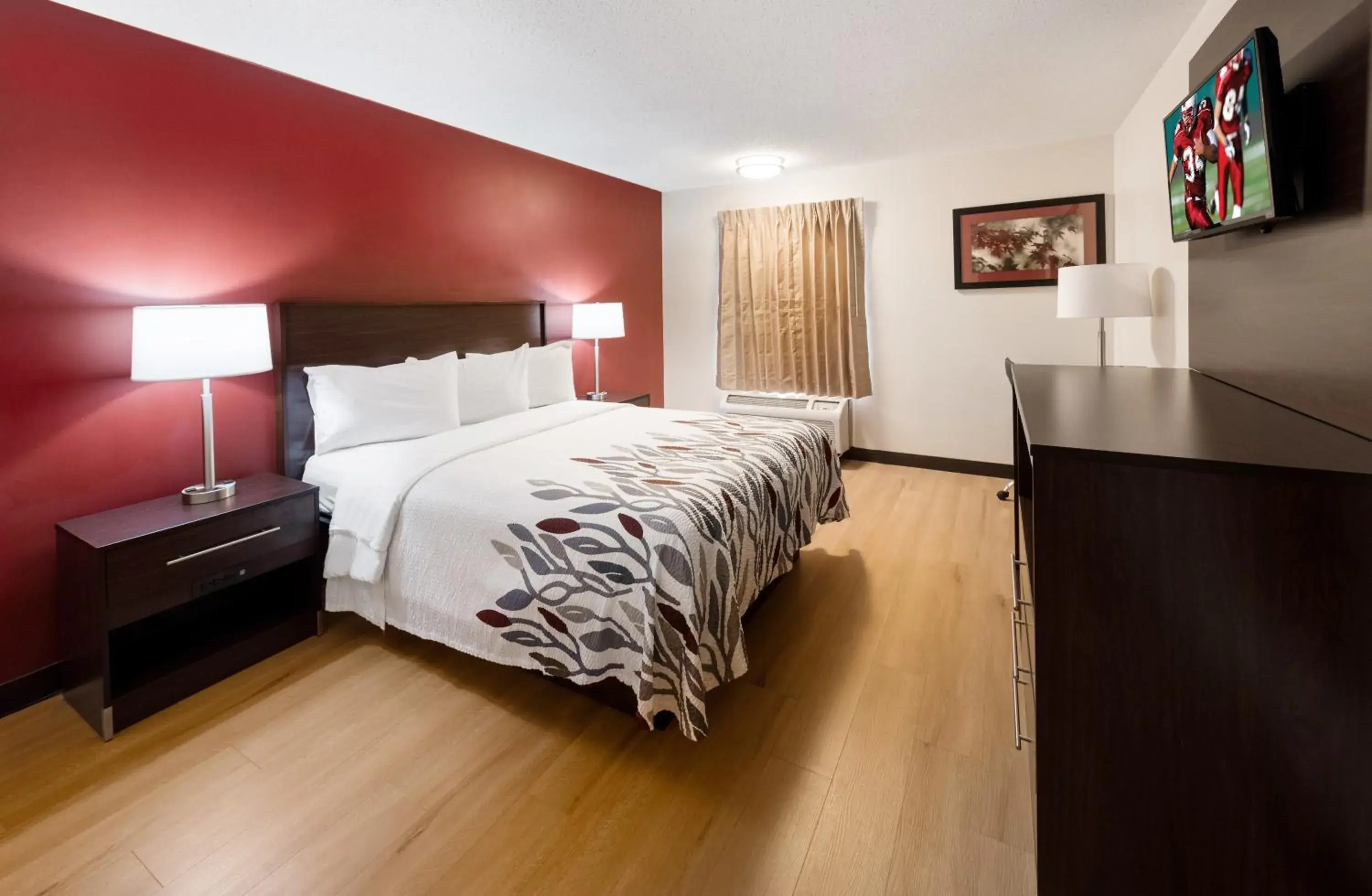 Superior King Room Non-Smoking in Red Roof Inn Fort Wayne Superior King Room Non-Smoking in Red Roof Inn Fort Wayne