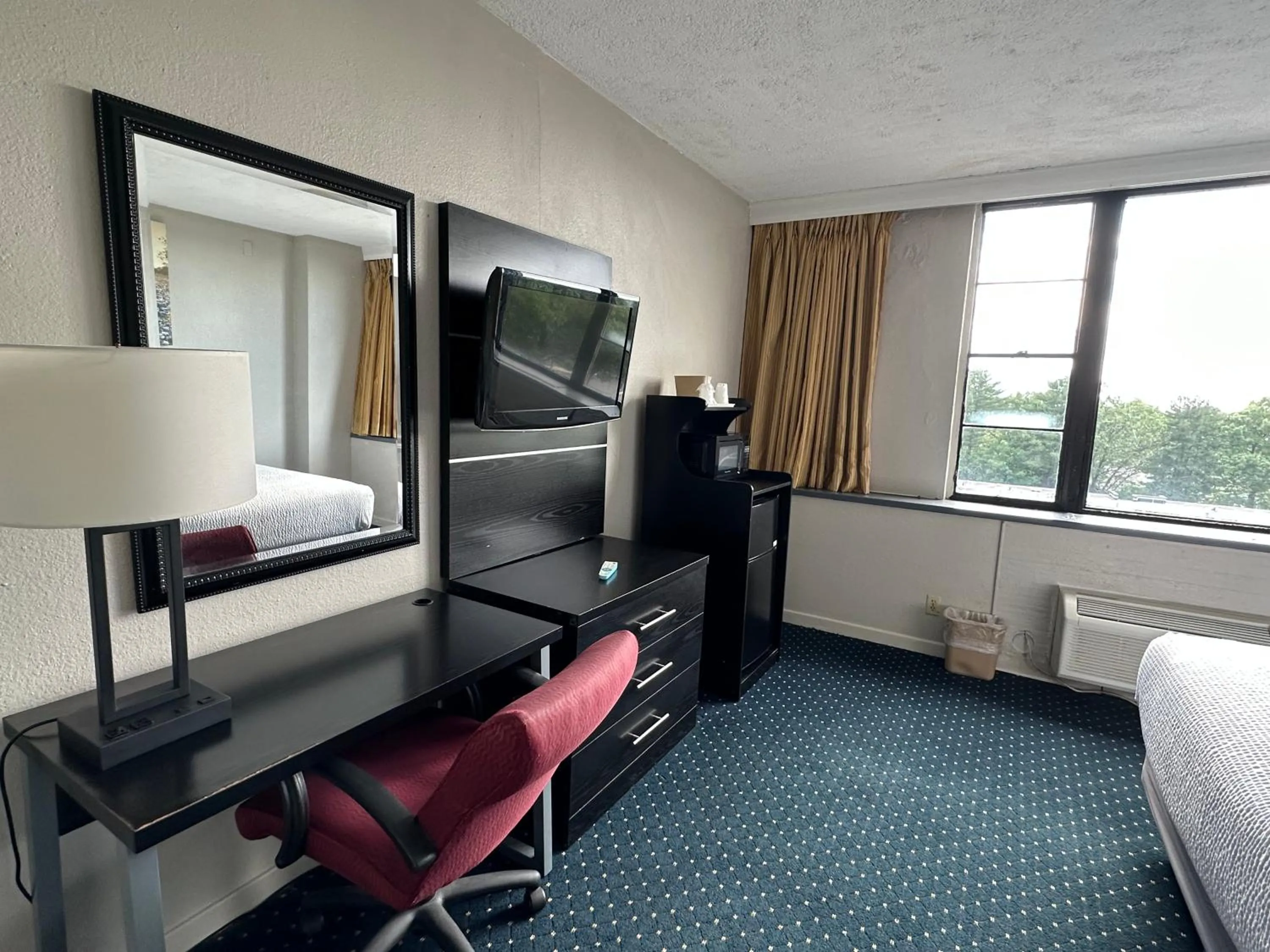 TV and multimedia, Bed in Inn at Lebanon - Hershey & Manheim area