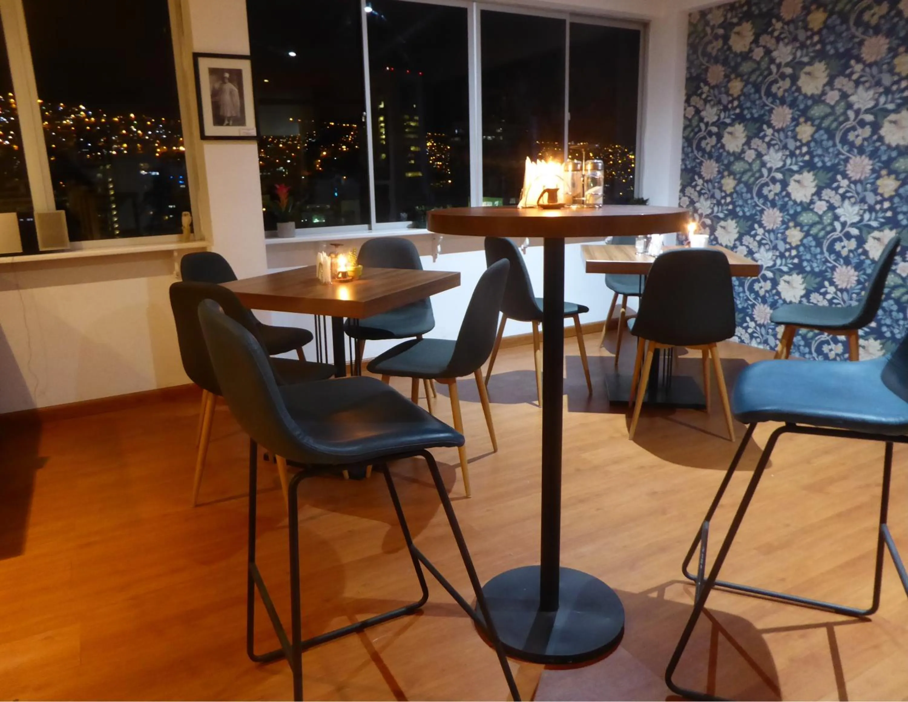 Lounge or bar in Hotel Sagarnaga