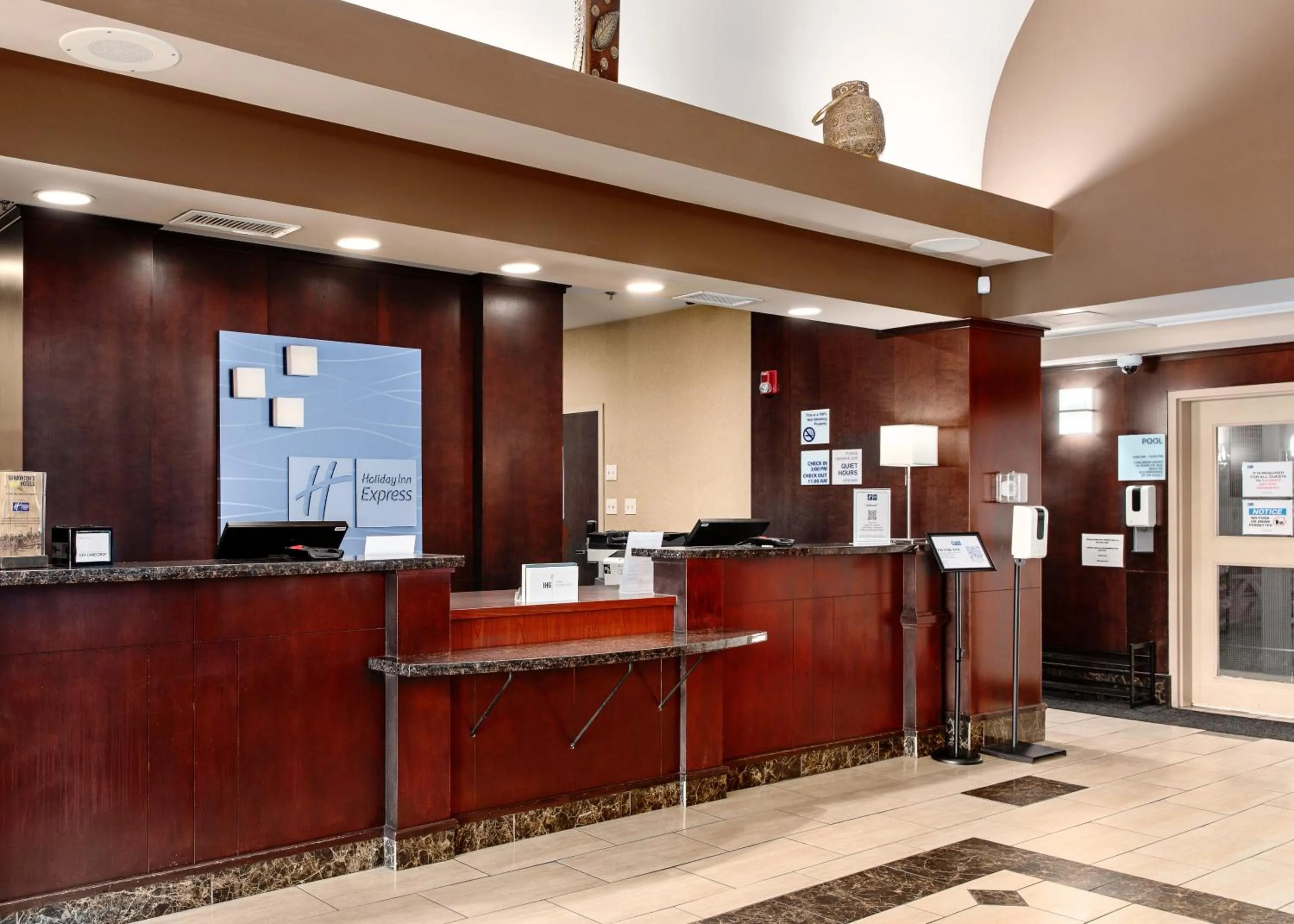Lobby or reception in Holiday Inn Express Edmonton North by IHG