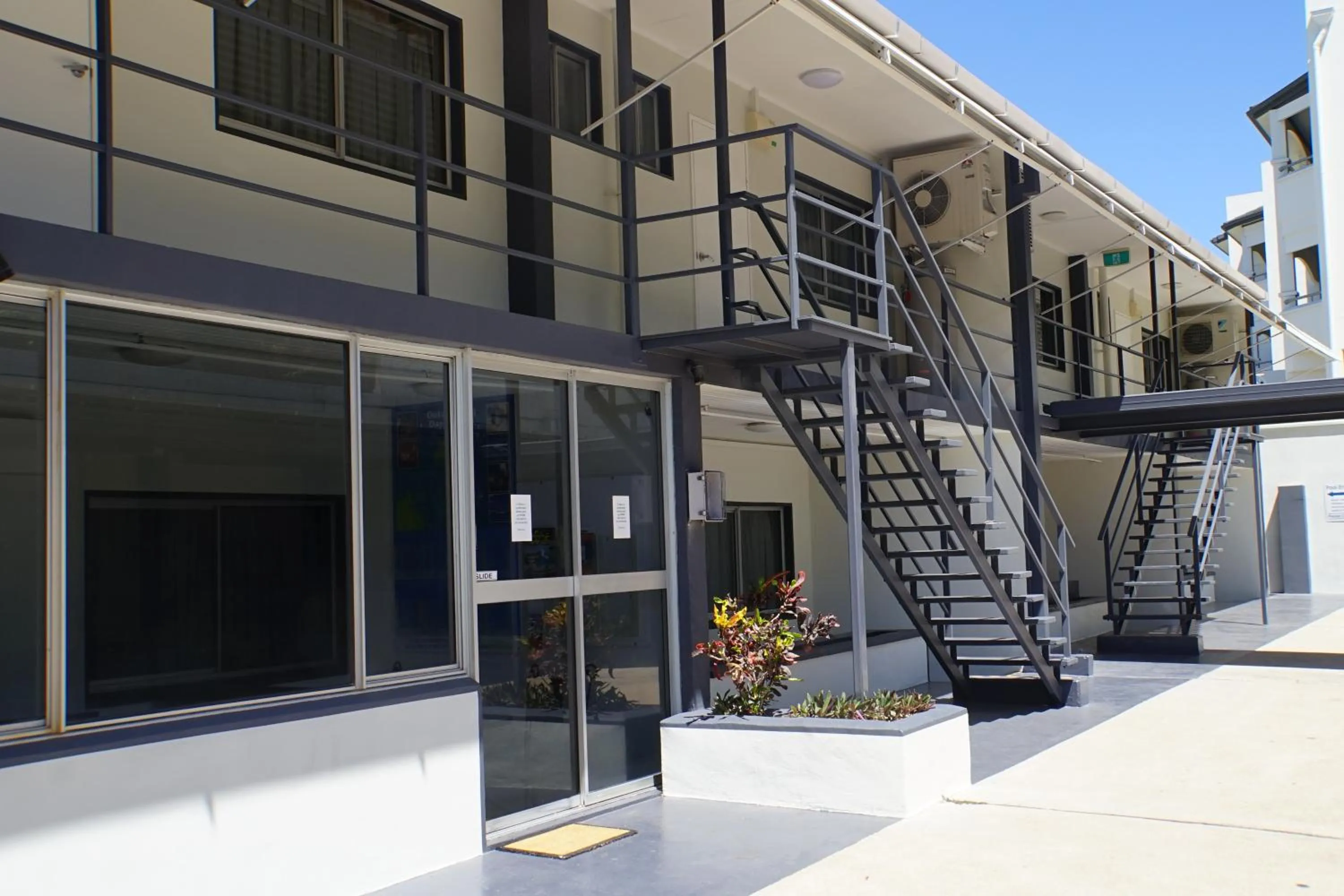 Property building in Airlie Seaview Apartments