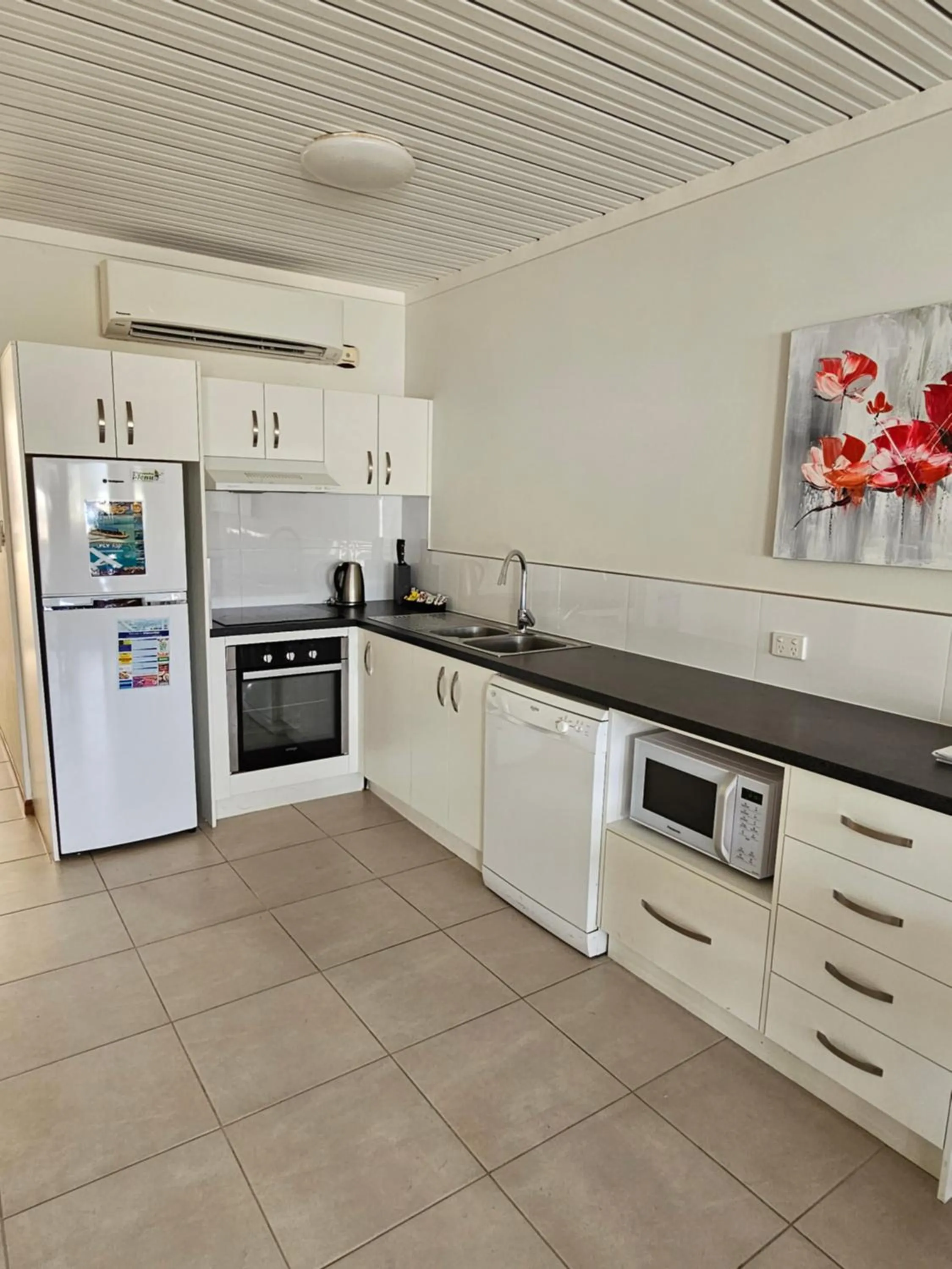 Kitchen or kitchenette in Airlie Seaview Apartments