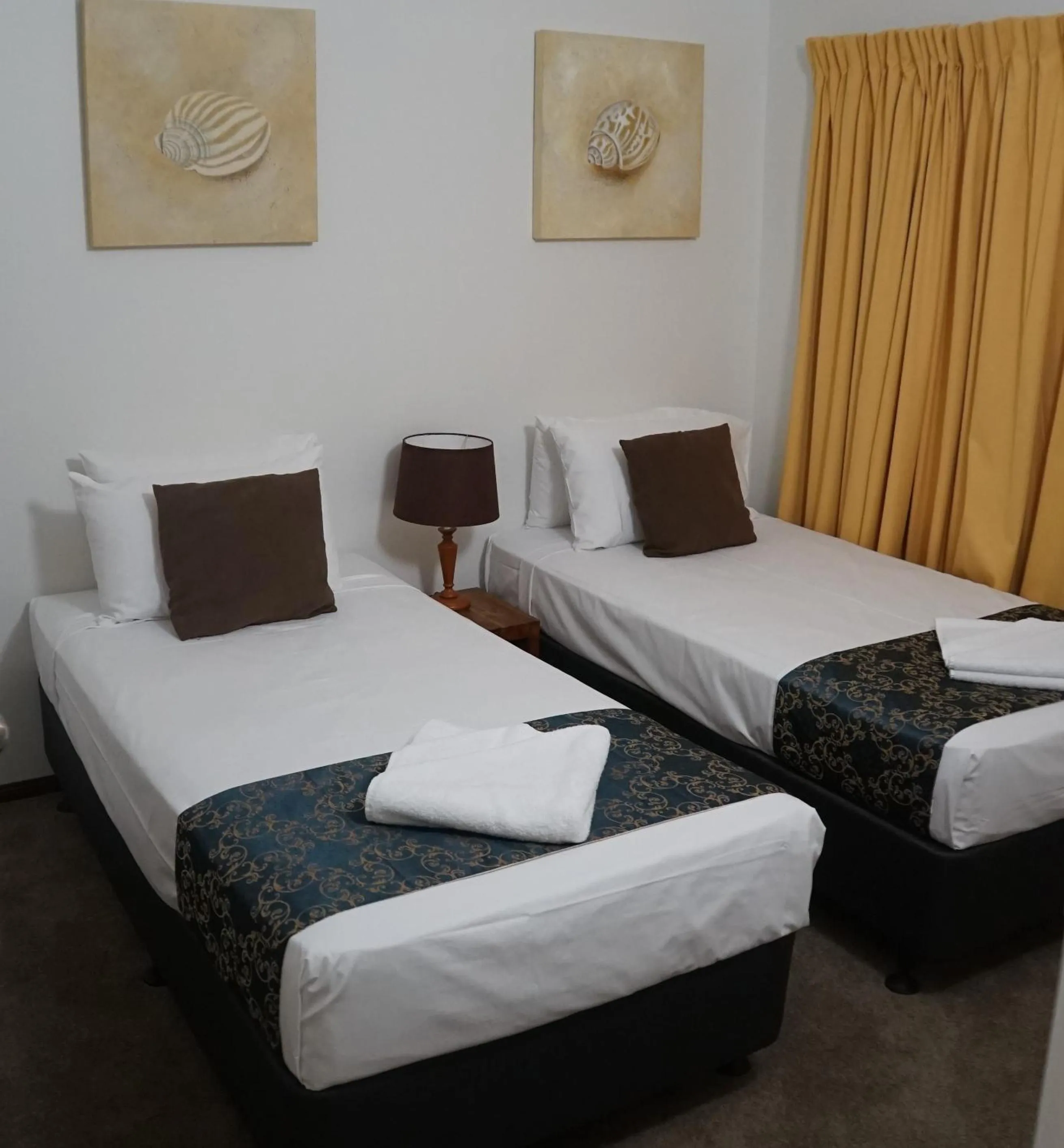 Bedroom, Bed in Airlie Seaview Apartments