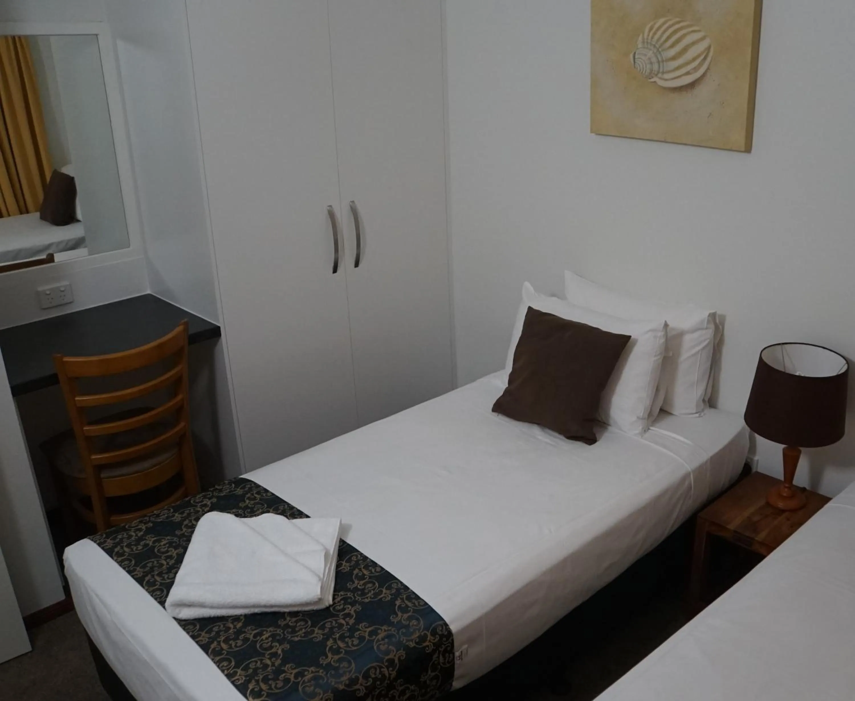 Bedroom, Bed in Airlie Seaview Apartments