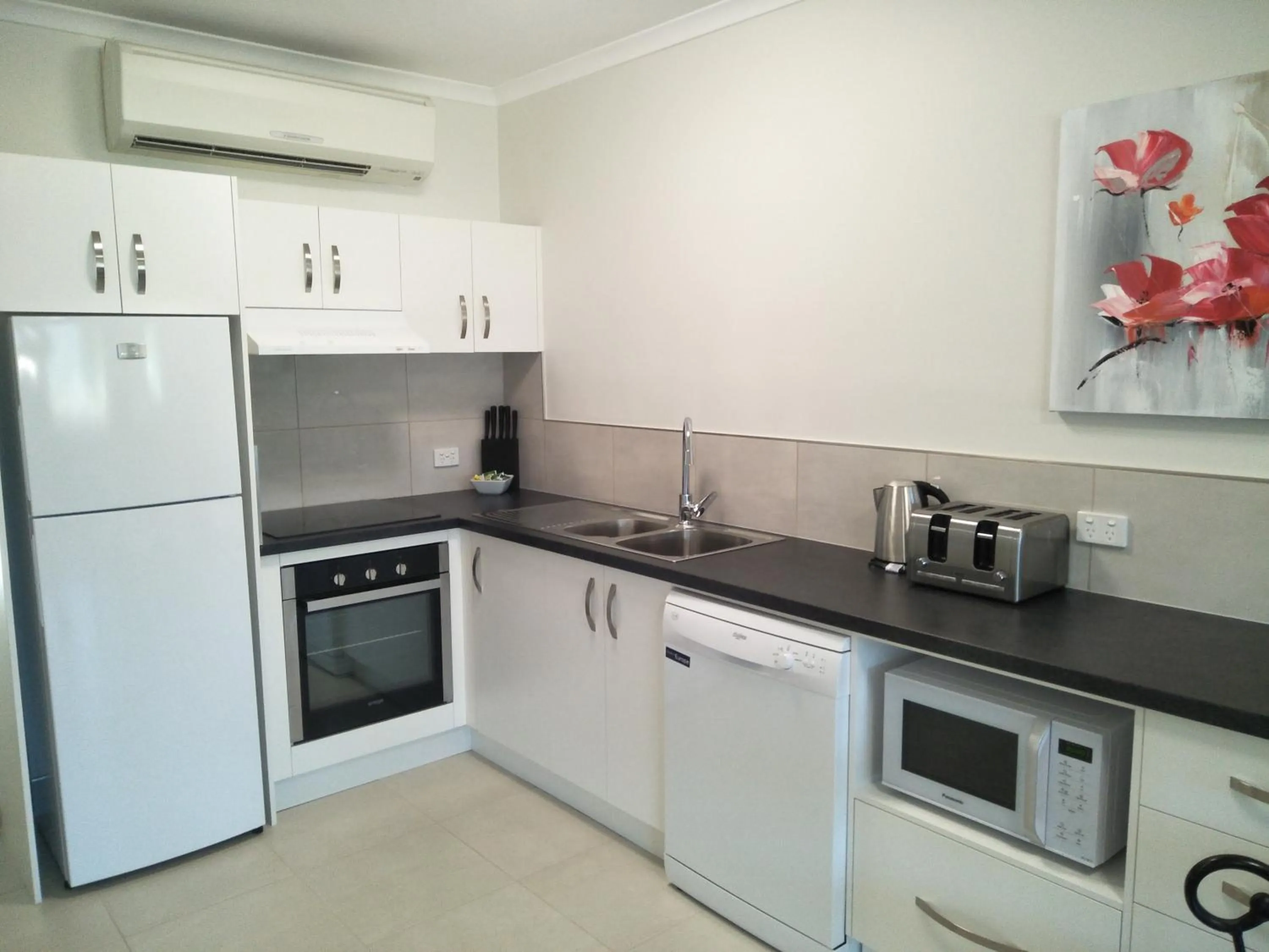 kitchen in Airlie Seaview Apartments