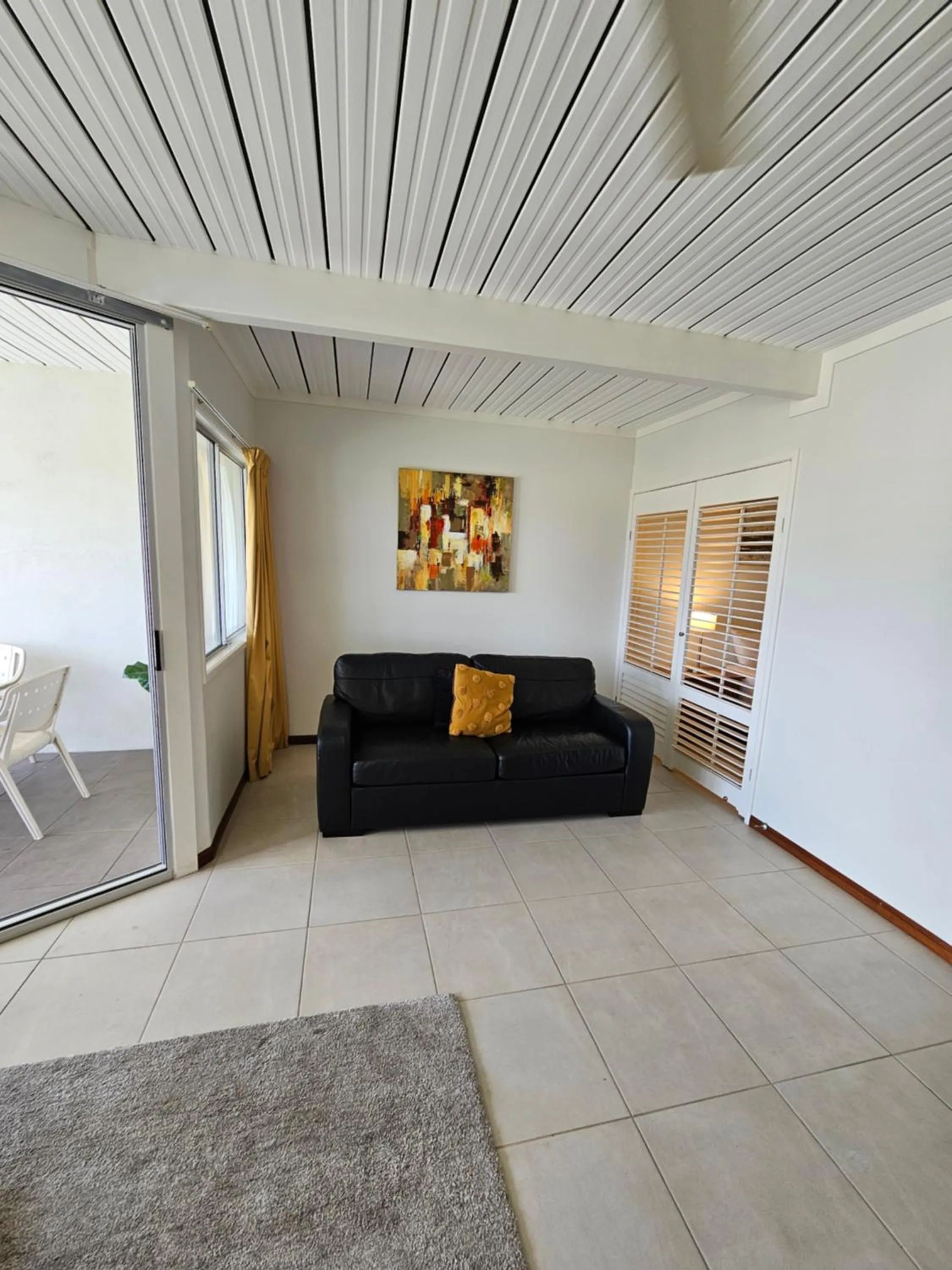 Living room in Airlie Seaview Apartments