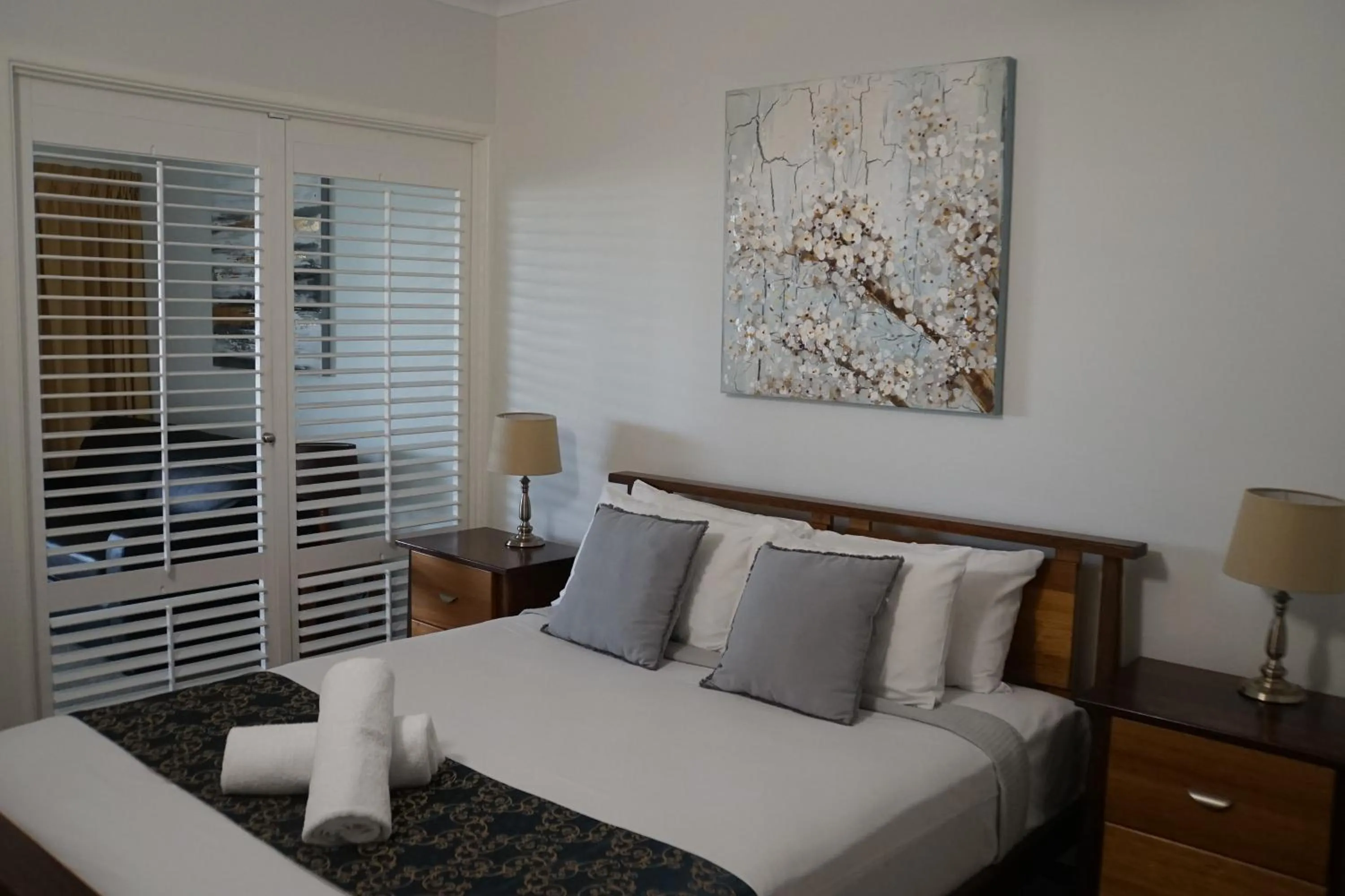 Bedroom, Bed in Airlie Seaview Apartments