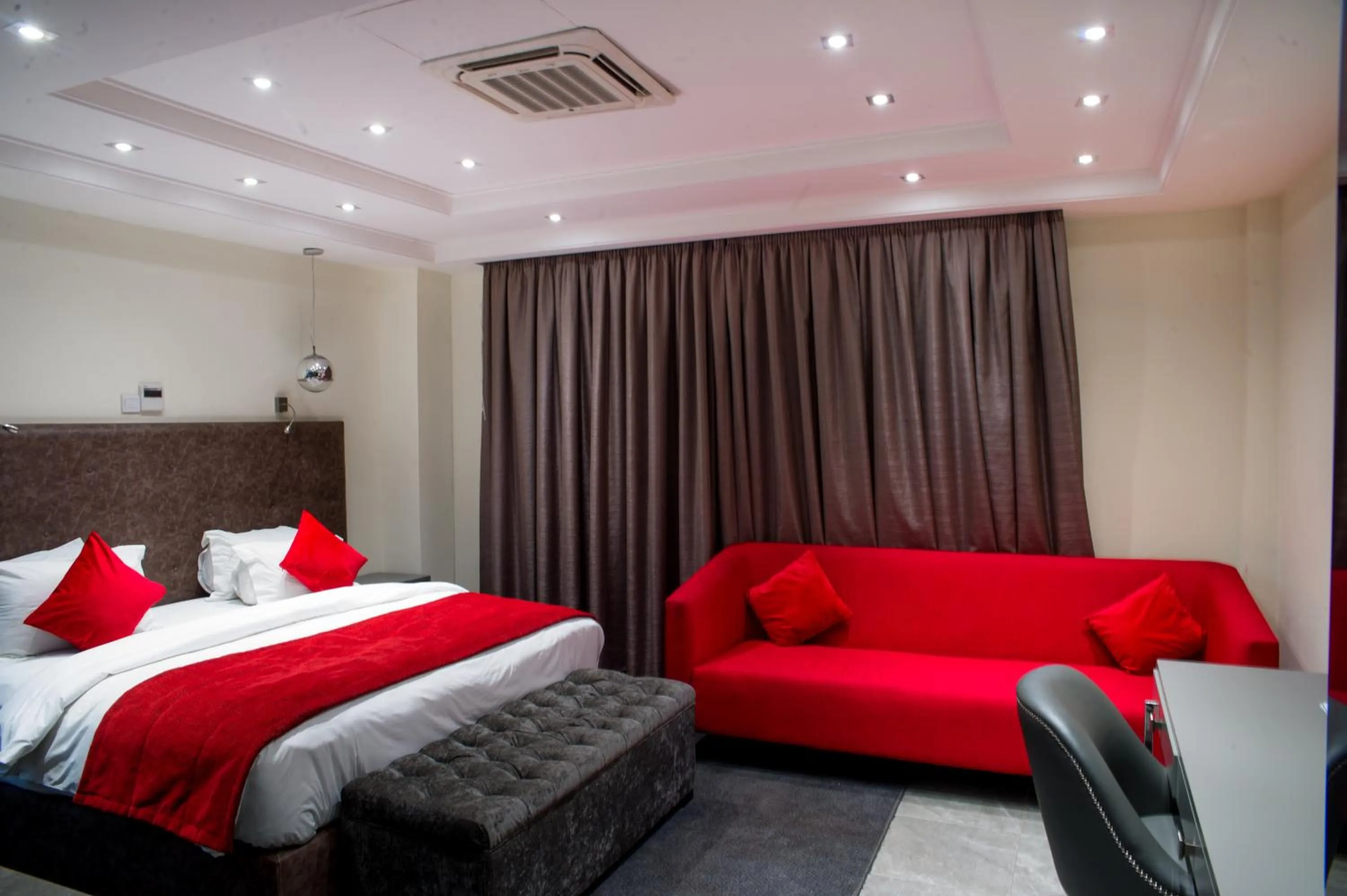 Photo of the whole room in The Francis Hotel