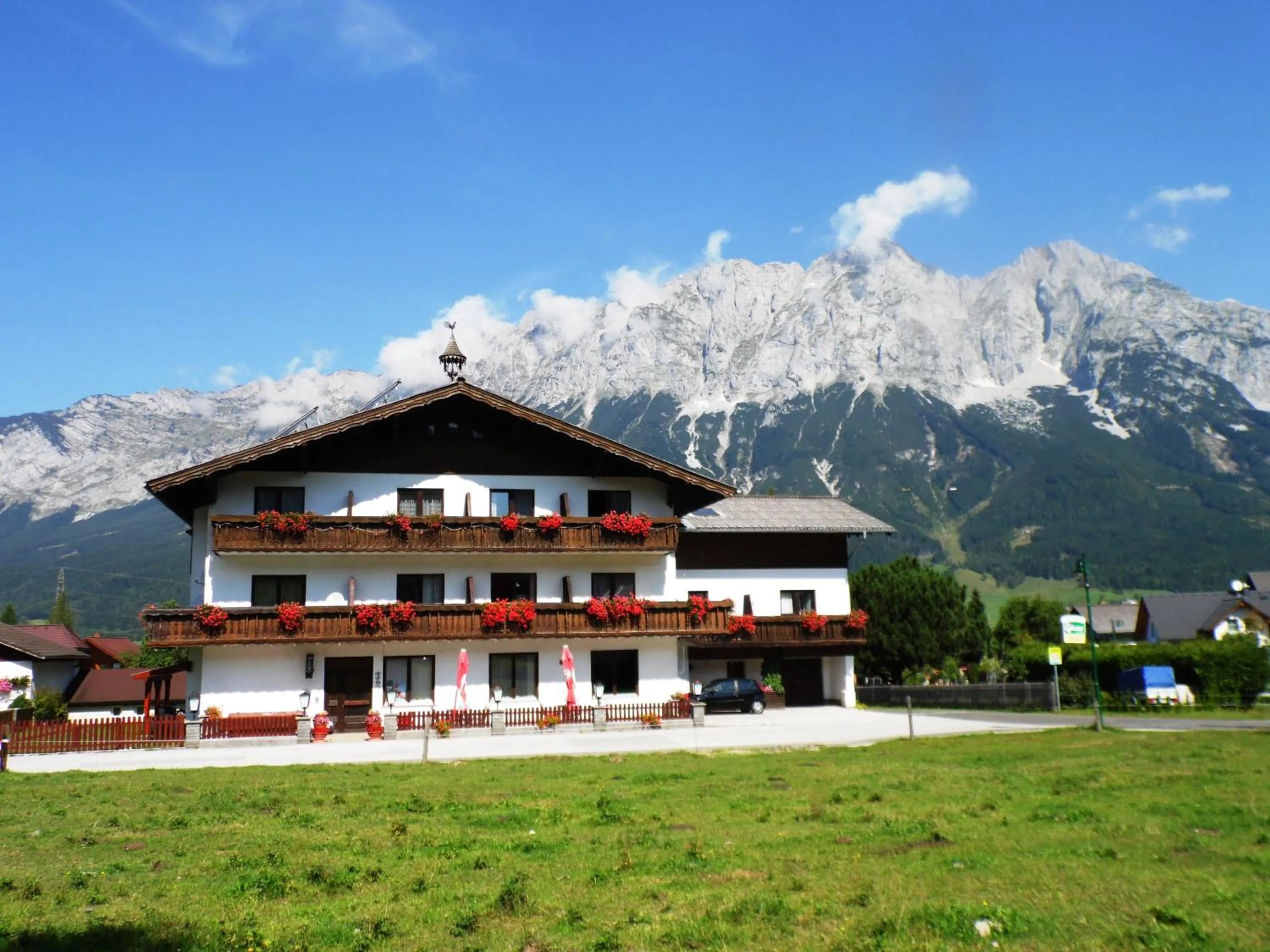 Facade/entrance in Pension Tilly