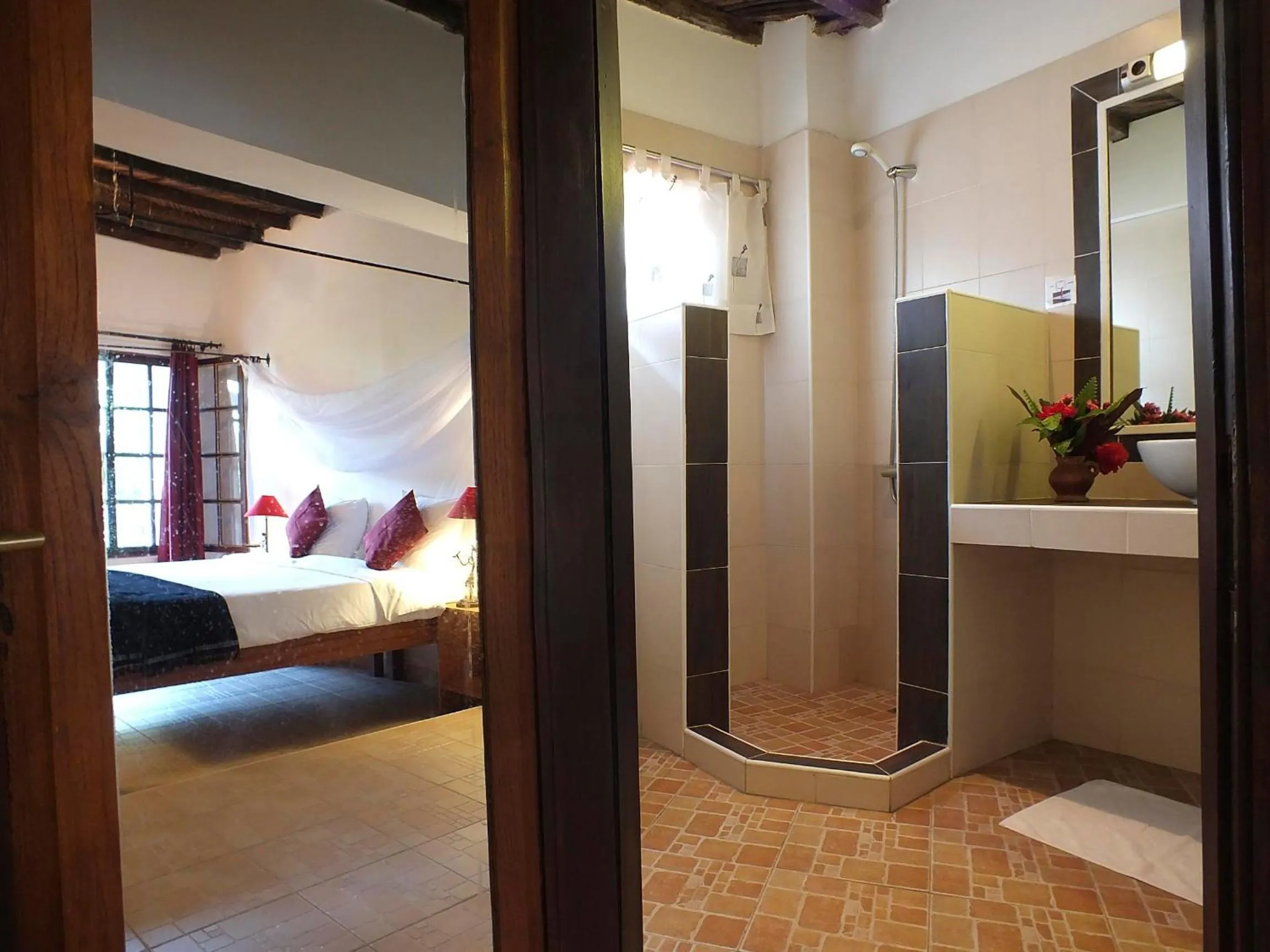 Photo of the whole room, Bed in Hôtel Kadiandoumagne