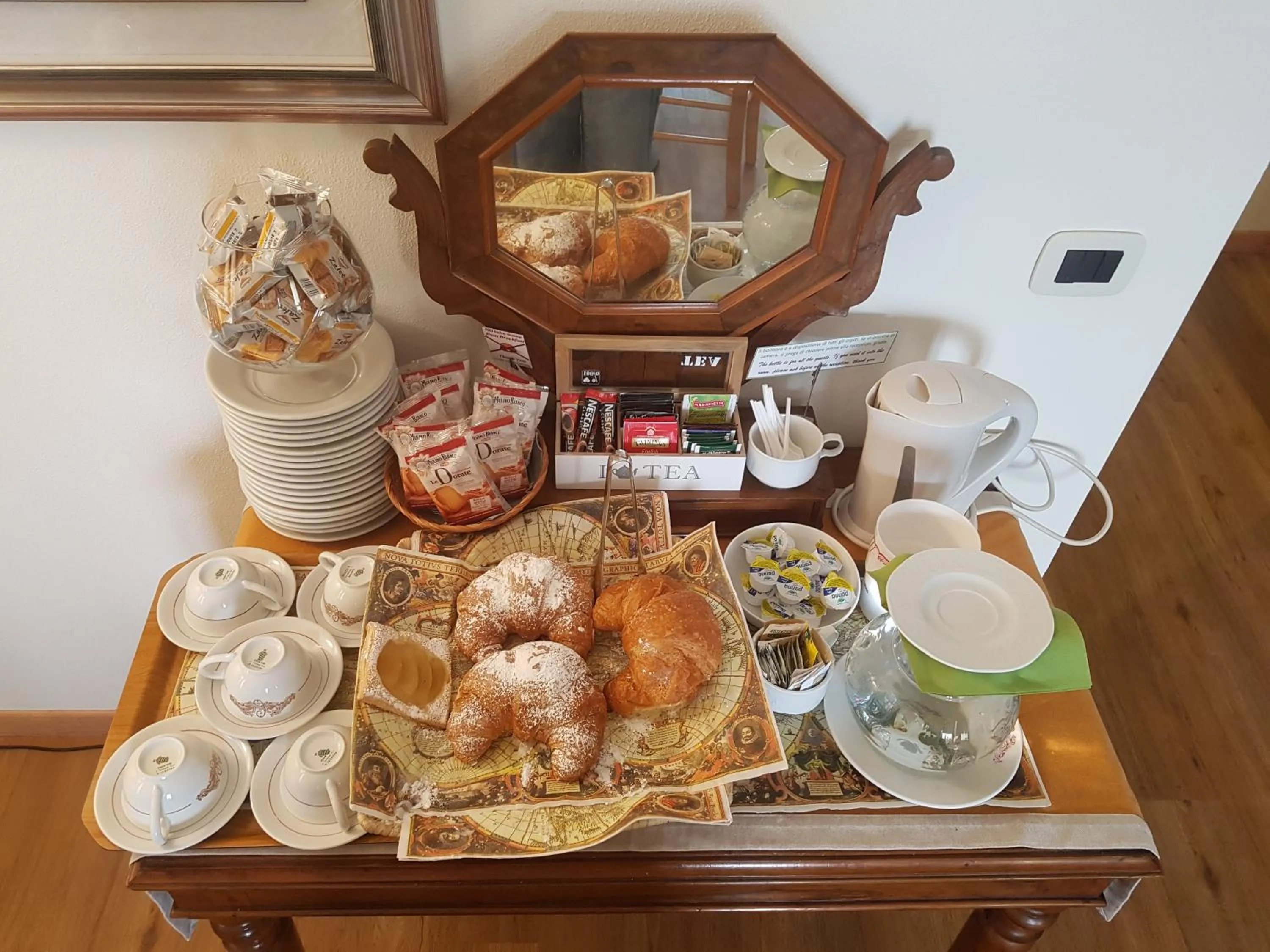 Communal lounge/ TV room in Hotel Garni Corona