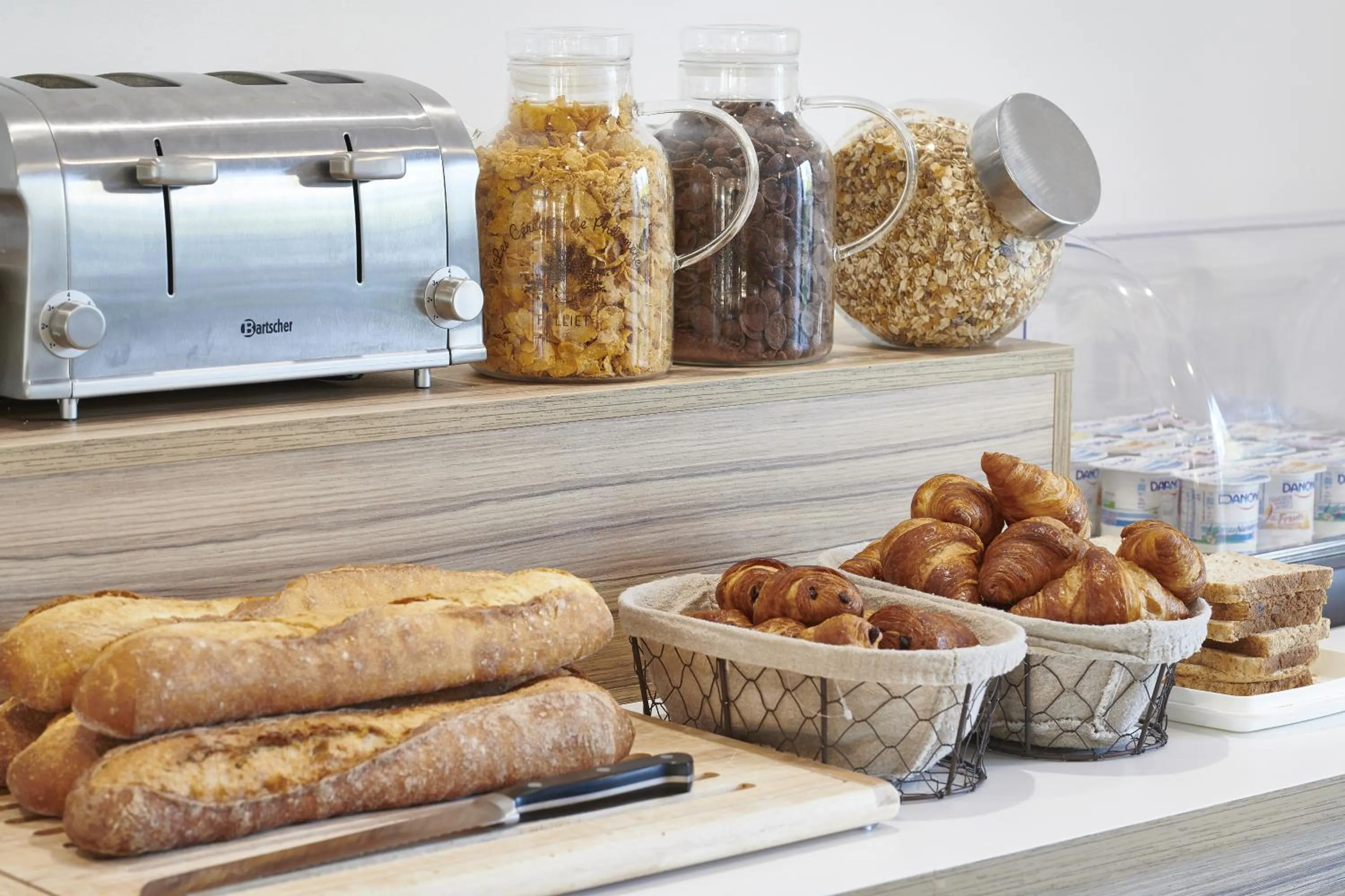 Buffet breakfast in Résidence Vacances Bleues Les Coteaux de Jonzac