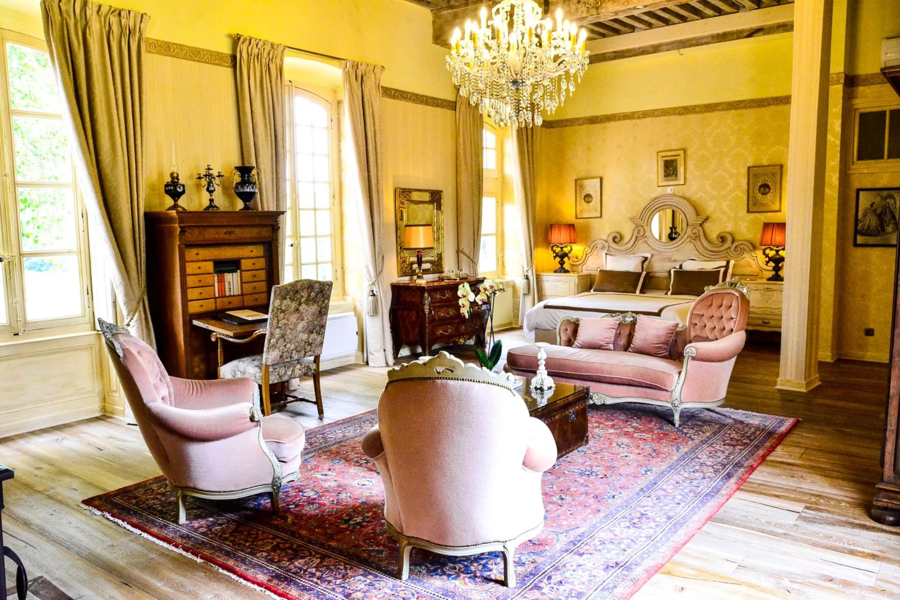 Bedroom in Chateau d'Origny, Chambres d'hotes et Restaurant Gastronomique