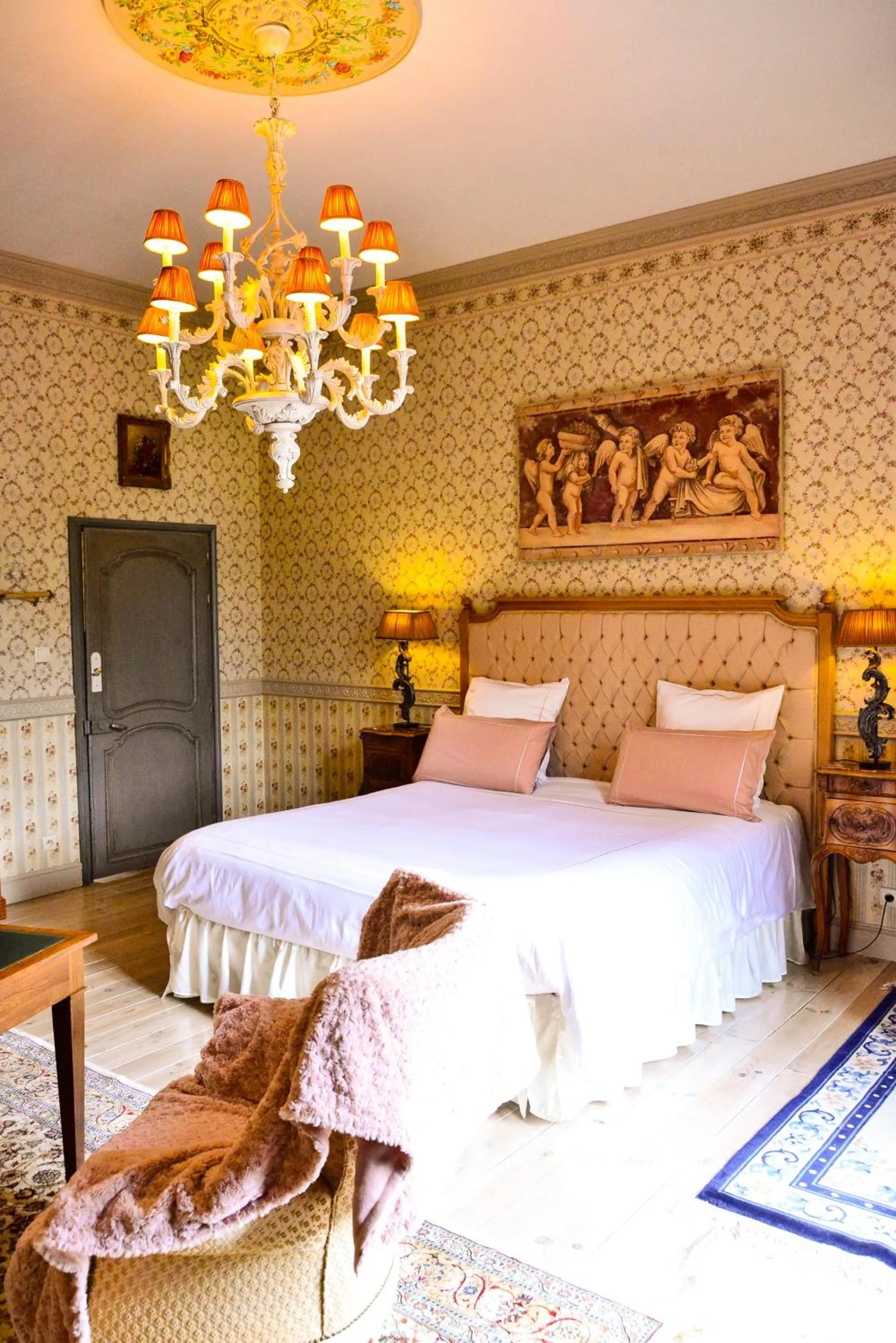 Bed in Chateau d'Origny, Chambres d'hotes et Restaurant Gastronomique