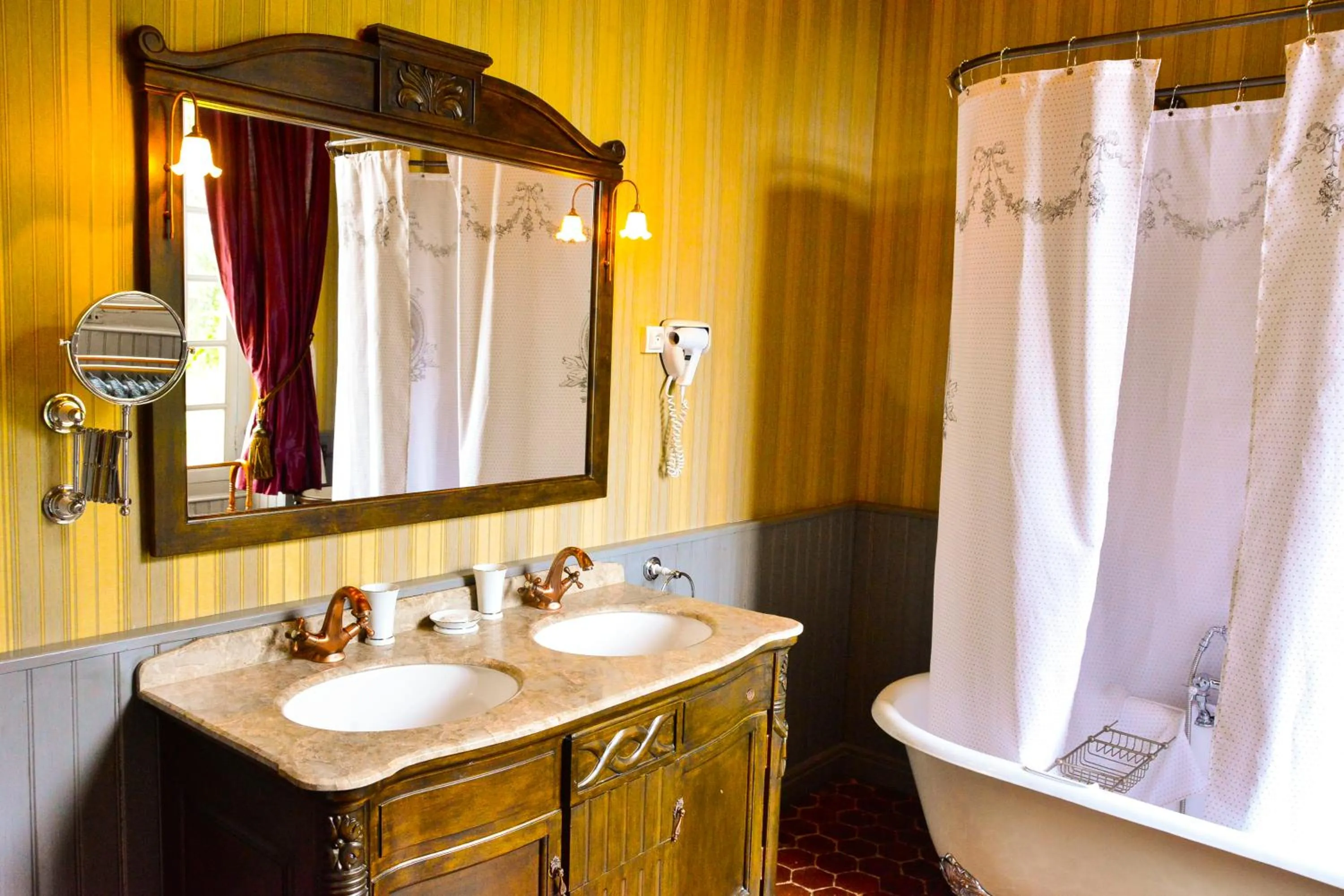 Bathroom in Chateau d'Origny, Chambres d'hotes et Restaurant Gastronomique
