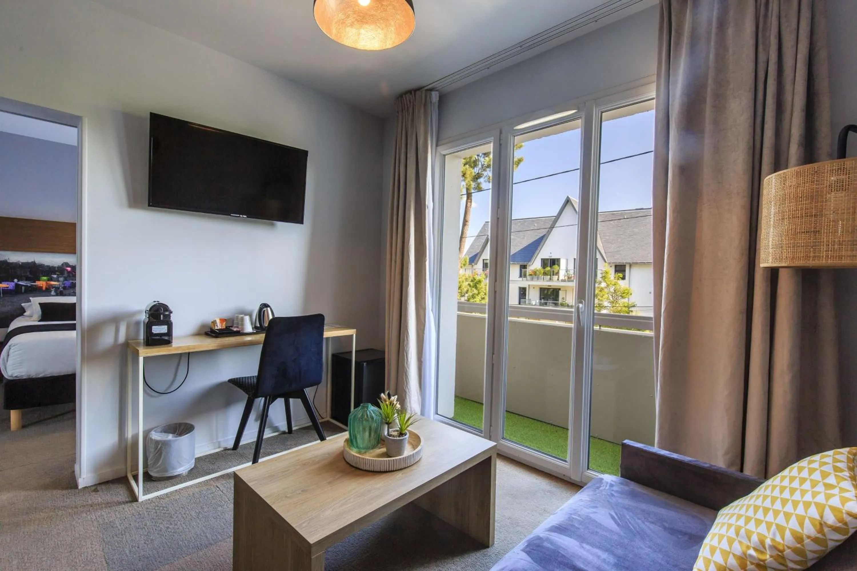 Living room, Bed in Best Western Hôtel Garden and Spa