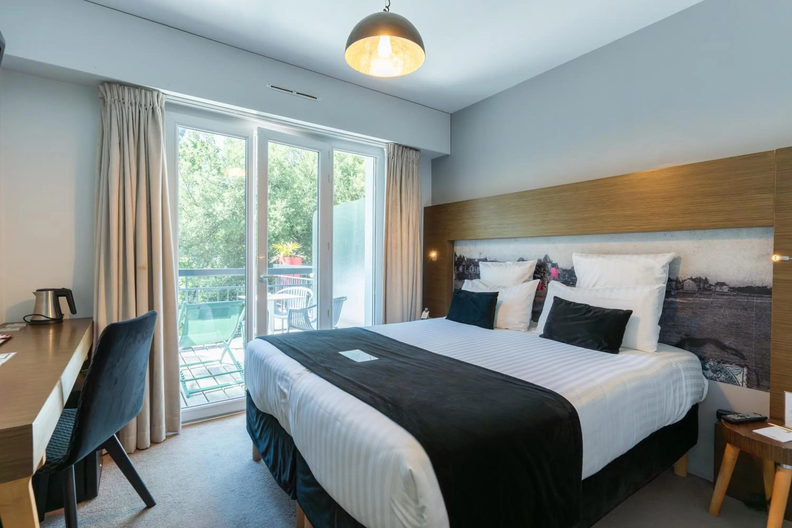 Photo of the whole room, Bed in Best Western Hôtel Garden and Spa