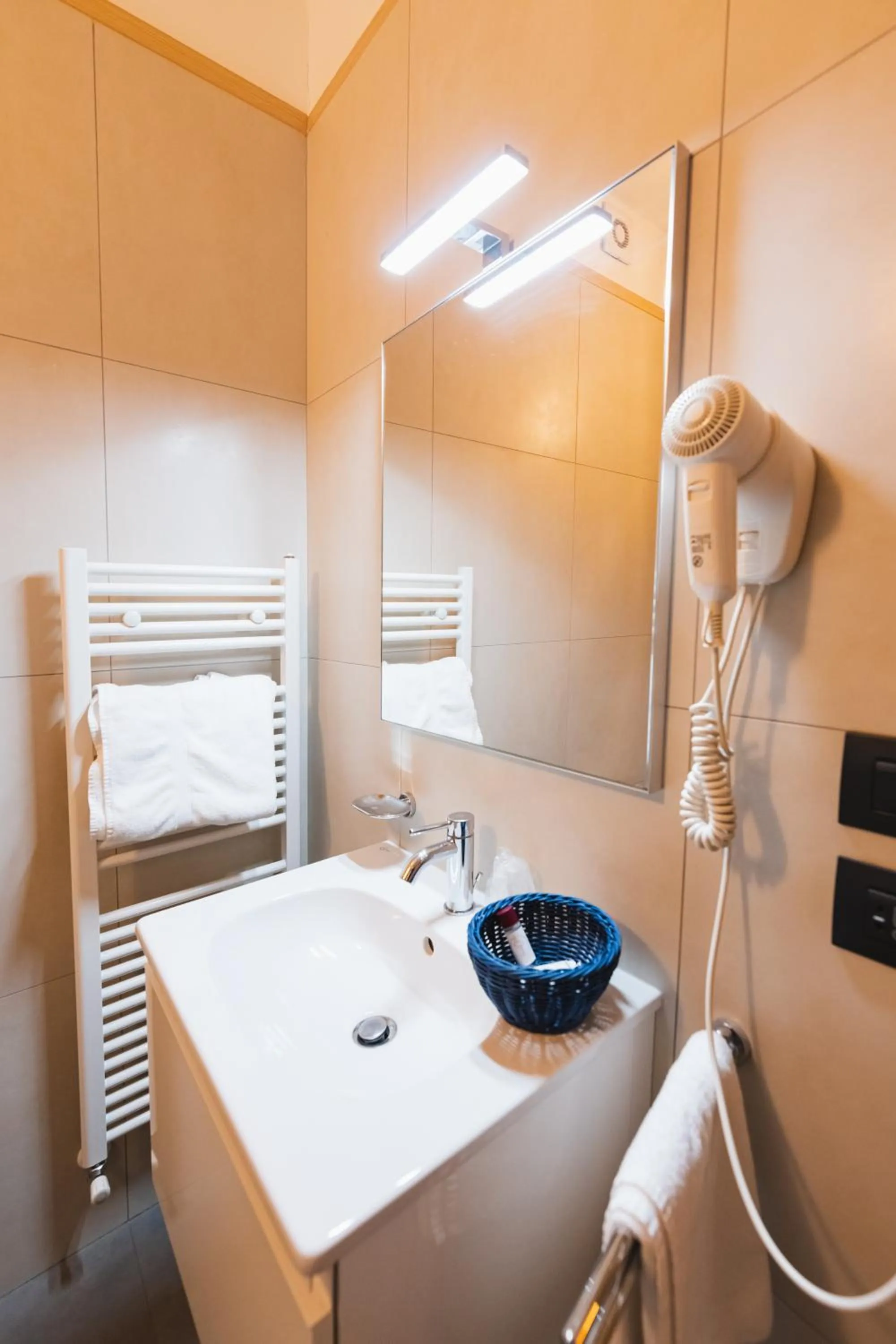 Bathroom, Bed in Parini Hotel