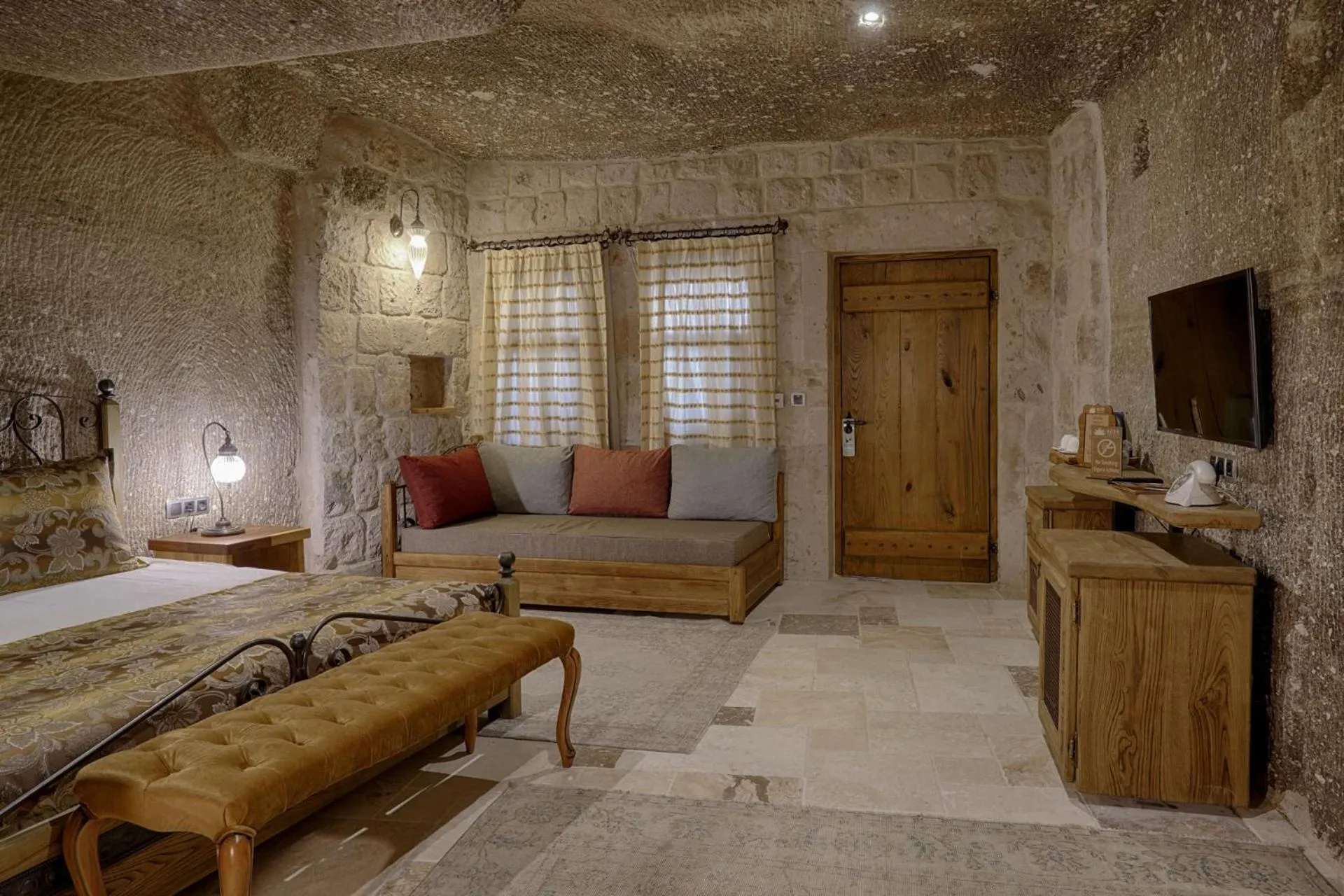 Seating area, Bed in Hera Cave Suites