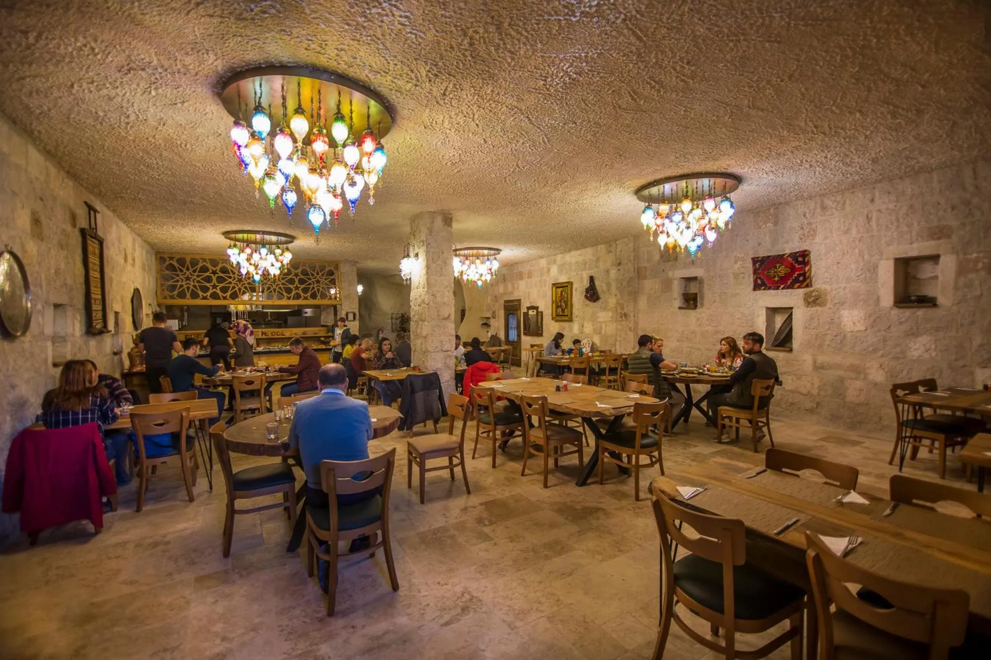 Restaurant/places to eat in Hera Cave Suites