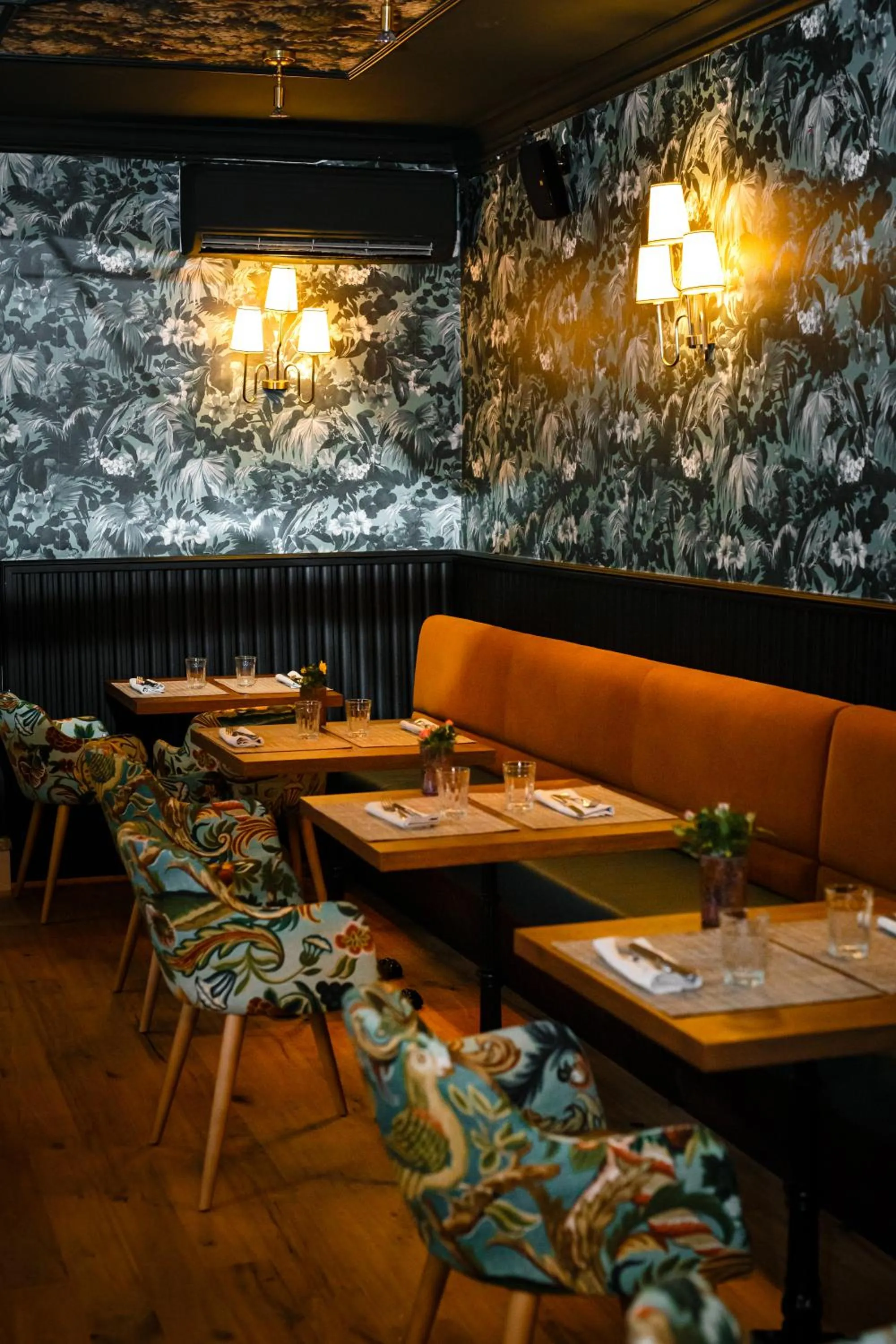 Restaurant/places to eat in Hotel Born