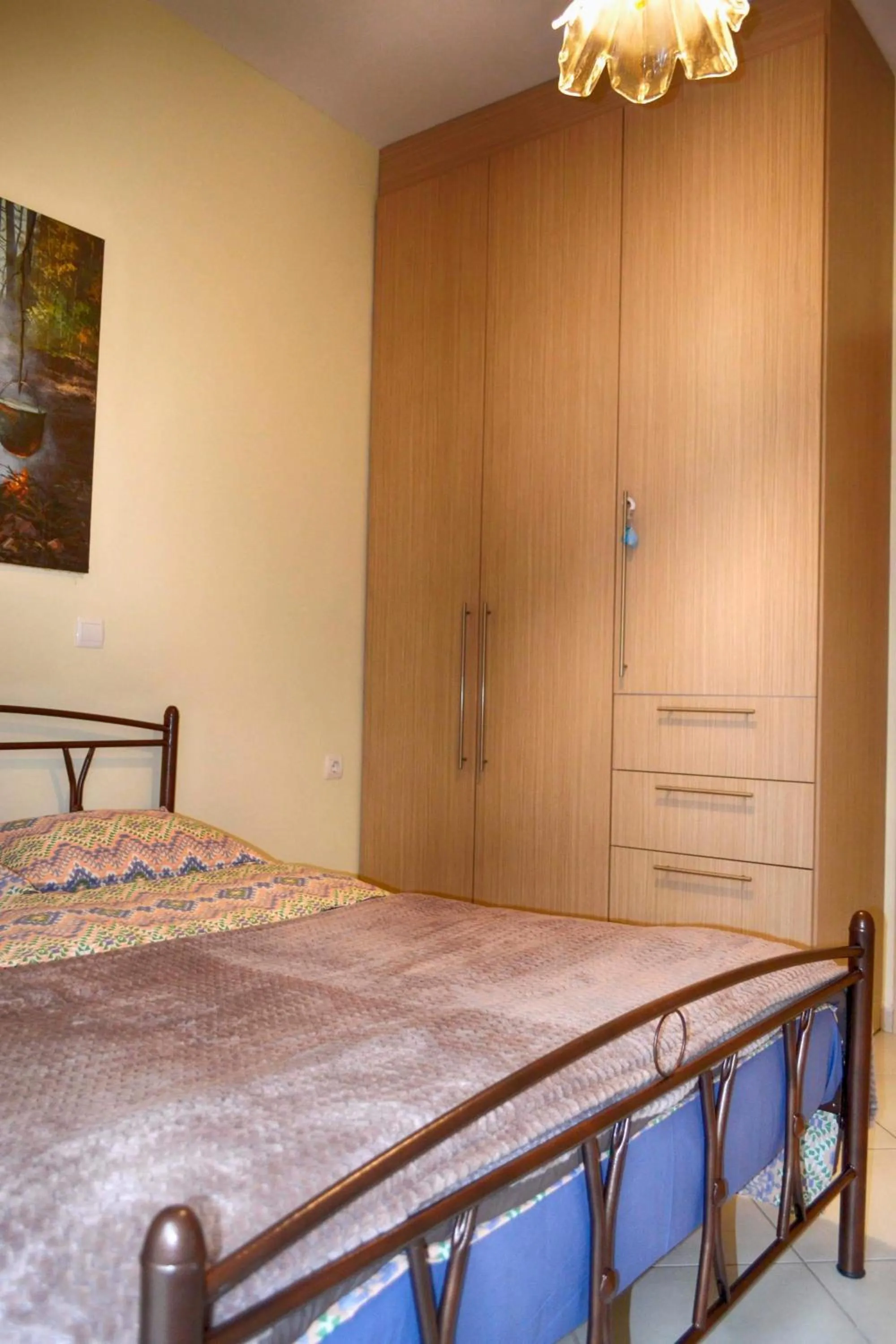 Bed in CENTRAL guest room