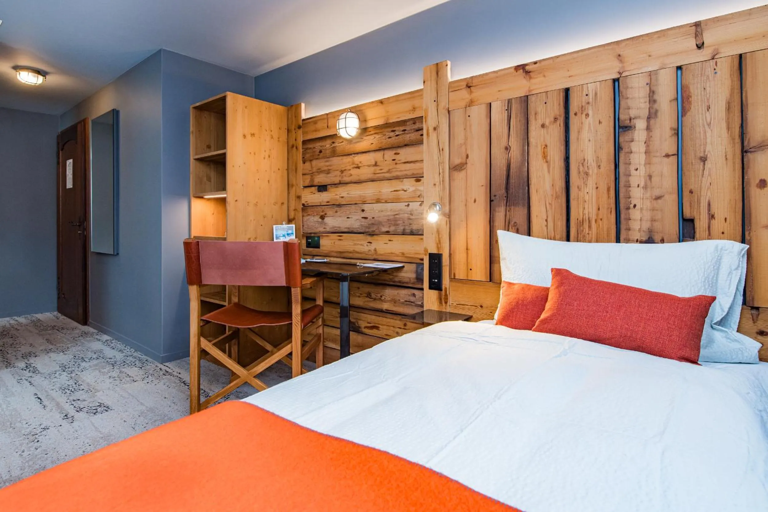 Bedroom, Bed in BaseCamp Hotel