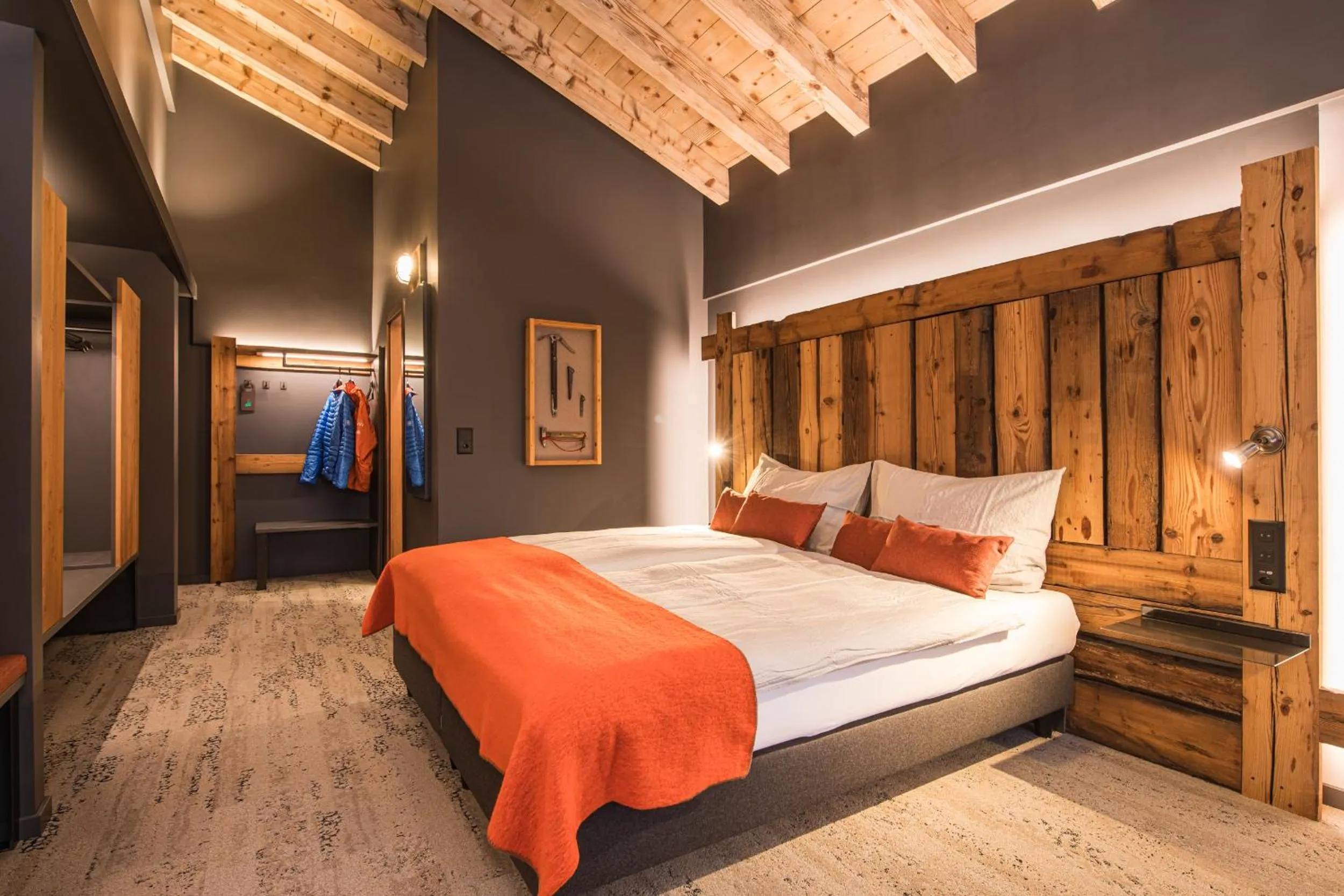 Bedroom, Bed in BaseCamp Hotel