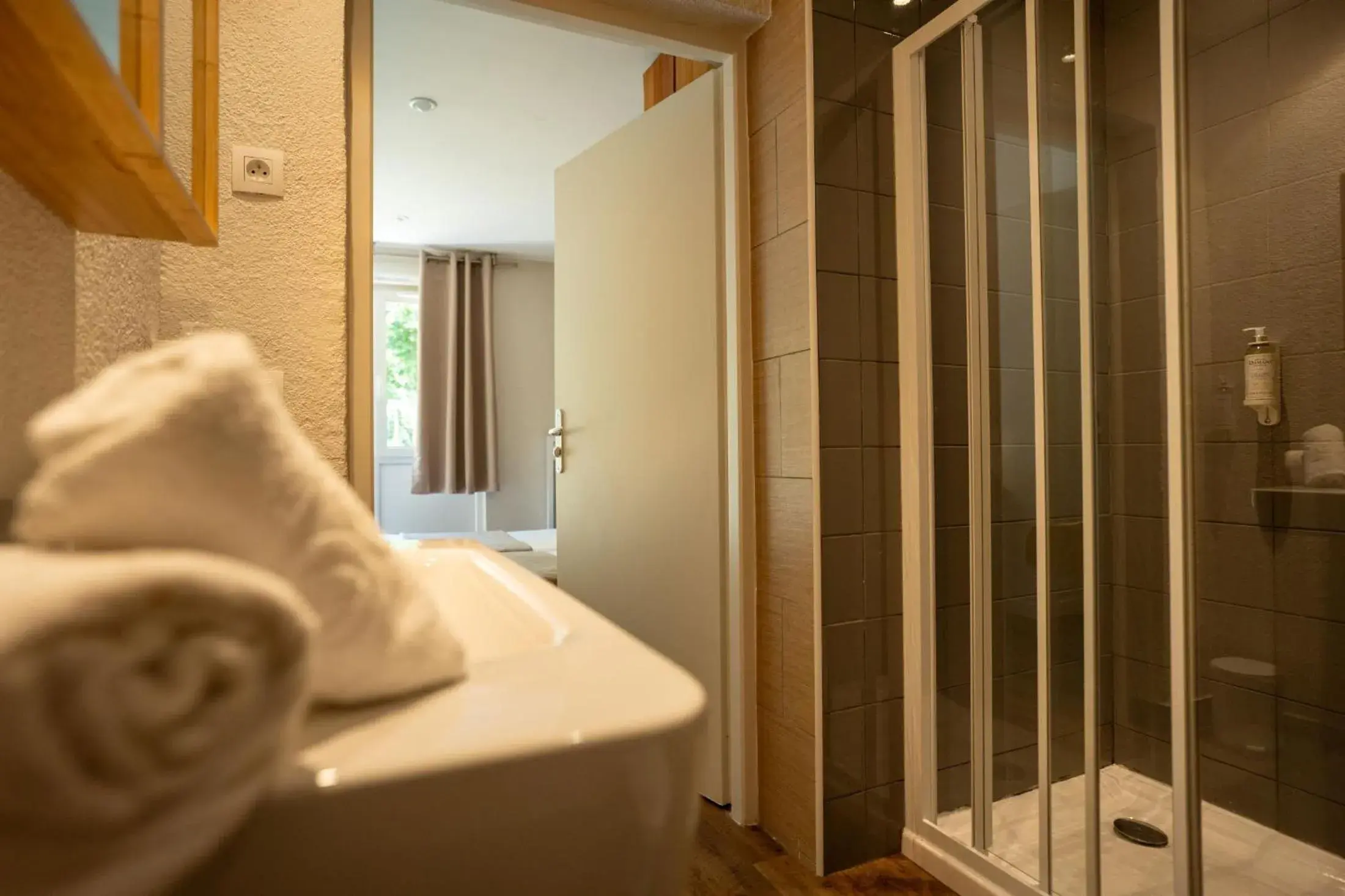 3 Connecting Rooms with 3 Bathrooms in Le Pré du Lac 3 Connecting Rooms with 3 Bathrooms in Le Pré du Lac